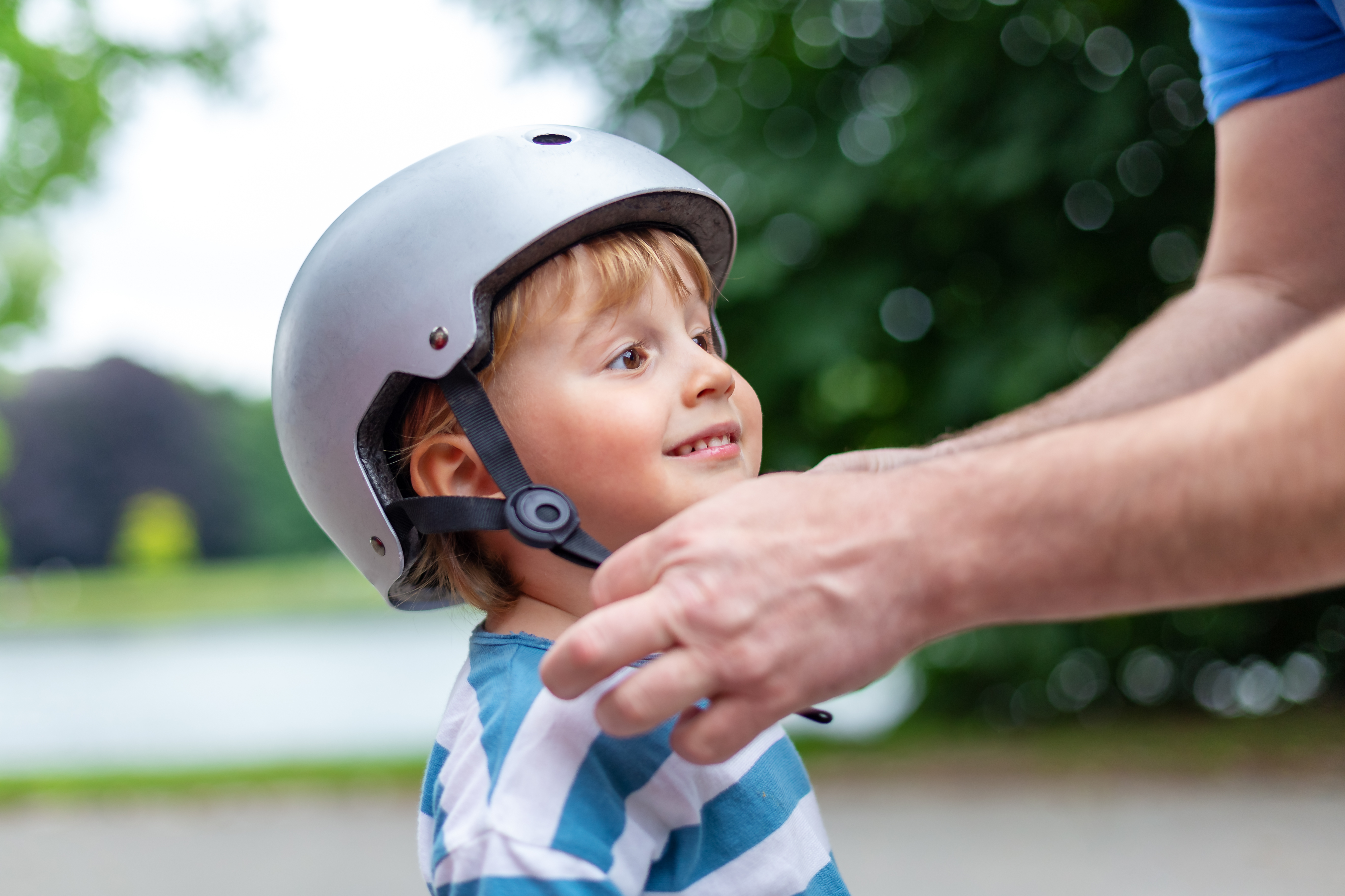 Jak wybrać ochraniacze i kask dla dziecka na rower, rolki, hulajnogę,  deskorolkę? - Rodzina