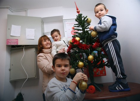 Stanari se zajedno sa decom spremaju za doček Nove godine