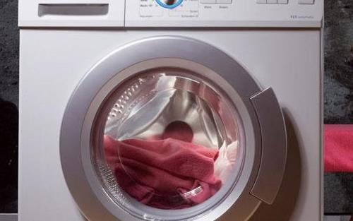 Foltos, büdös marad a ruha mosás után? Felejtsd el az ecetet és a  szódabikarbónát, EZT öntsd a mosógépbe - Blikk Rúzs