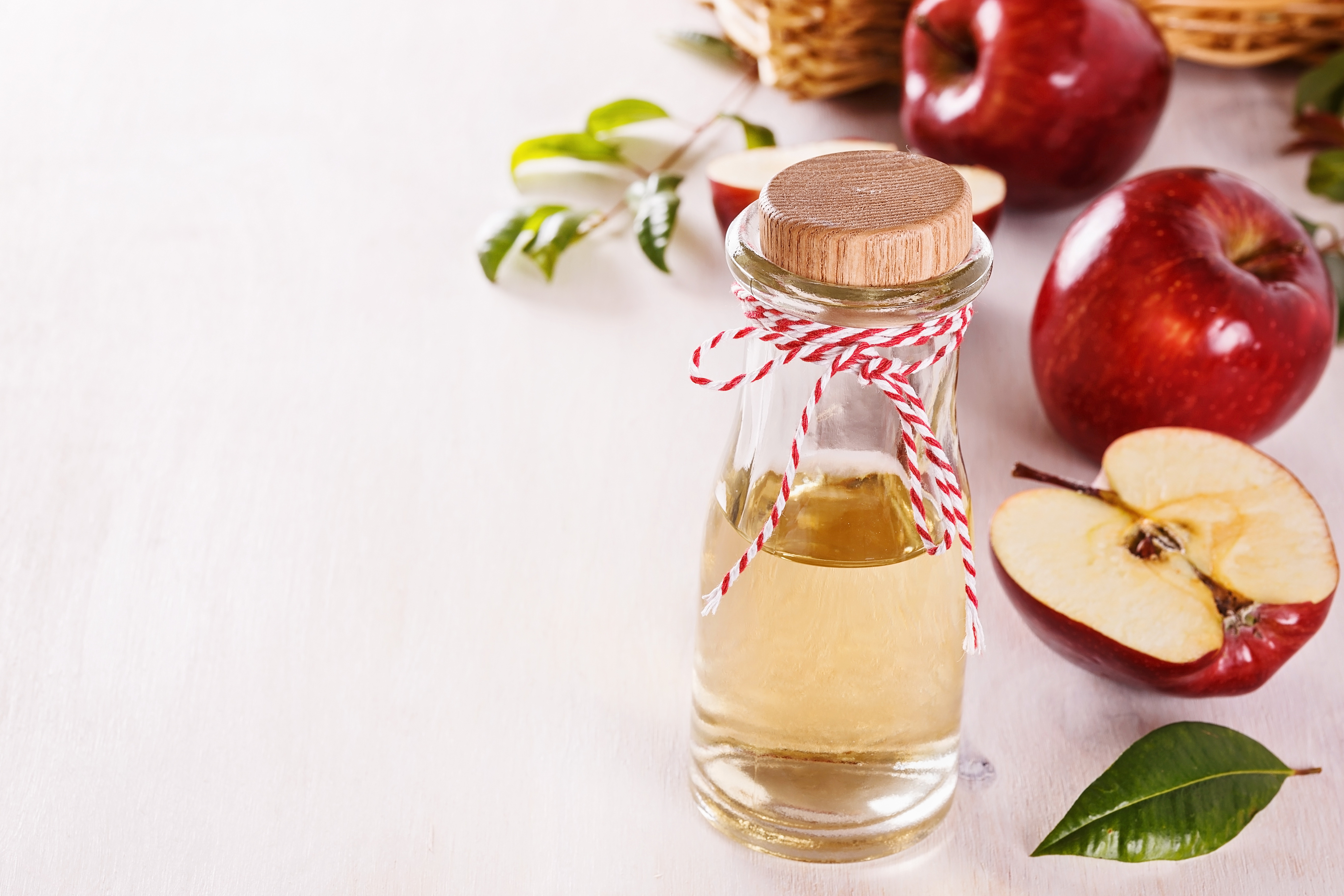 Вода с яблочным уксусом и медом. Яблочный уксус Apple Vinegar. Яблочный уксус фото. Яблочный сок. Яблочный уксус и мед.