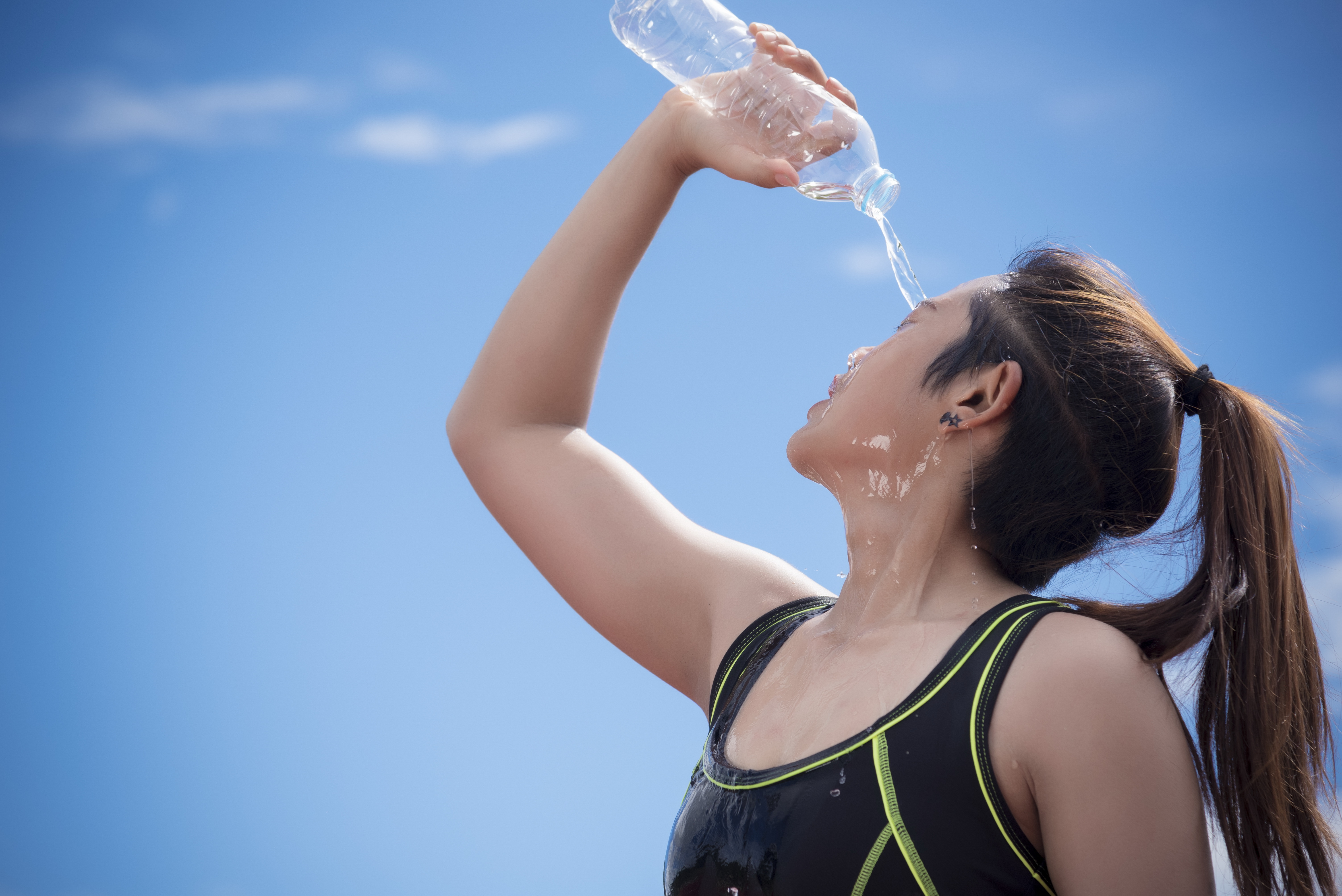 Look she water. Девушка наливает воду. Девушка льет воду. Девушка разливает воду. Девушка с налитой водой.