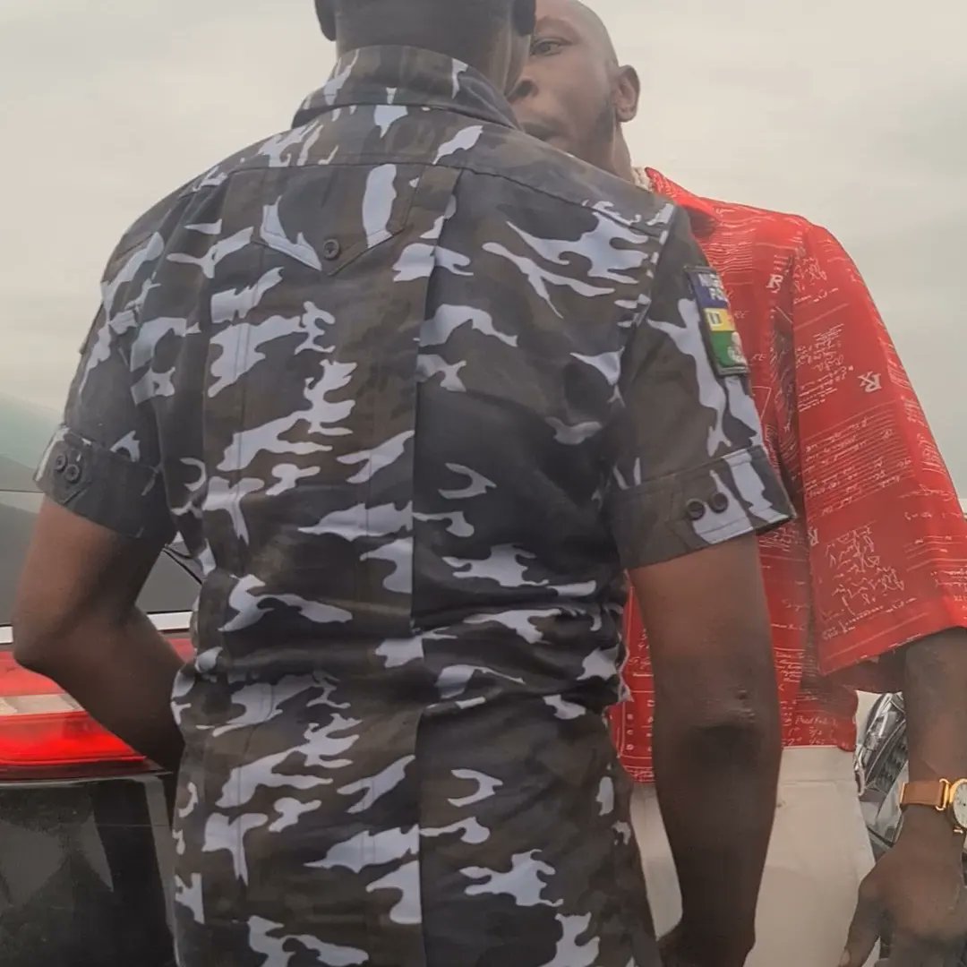 Seun Kuti slaps police officer in uniform. [Twitter:@OneJoblessBoy]