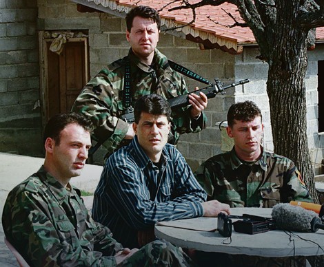 Hašim Tači kao politički komesar iz vremena ilegalne Oslobodilačke vojske Kosova