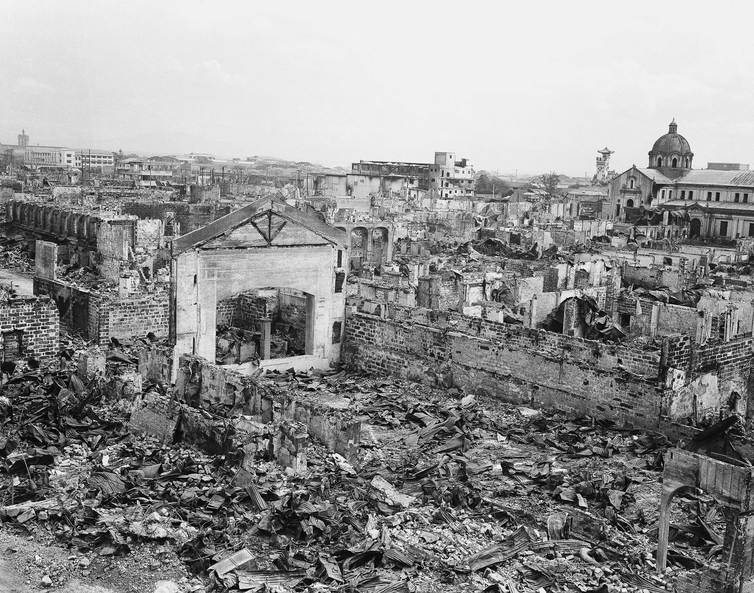 Разрушенная столица. Дрезден бомбардировка 1945. Варшава разрушенная 1944 1945. Варшава после войны 1945. Разрушенный Дрезден 1945.