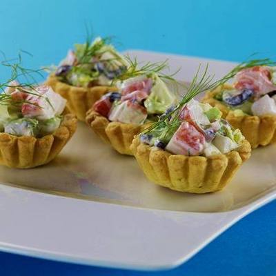Surimi salátával töltött tésztakosárkák