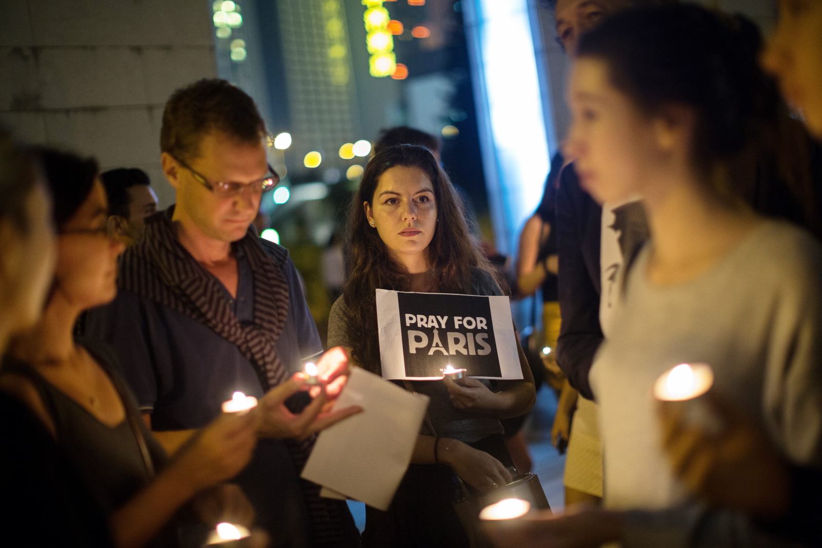Świat w szoku po zamachach w Paryżu