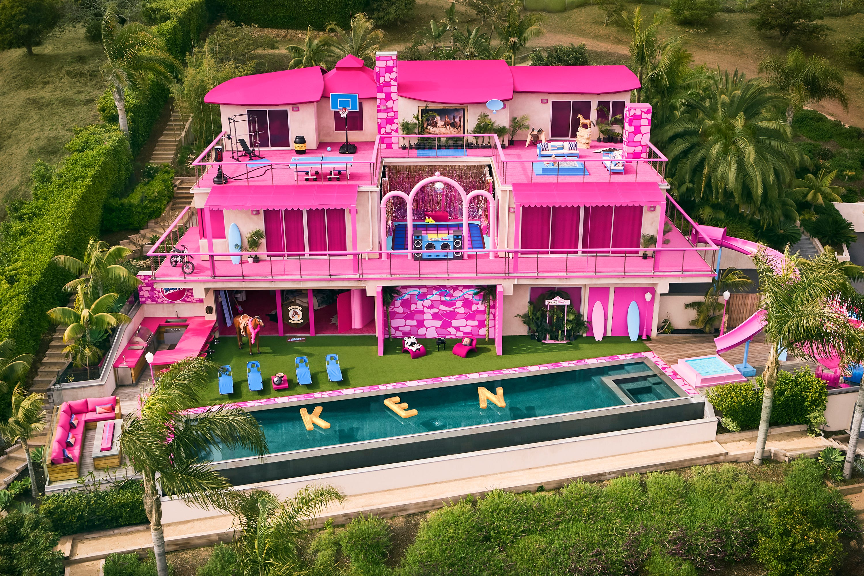 Wymarzony Dom Barbie w Malibu – jest kiczowaty, wściekle różowy i do  wynajęcia