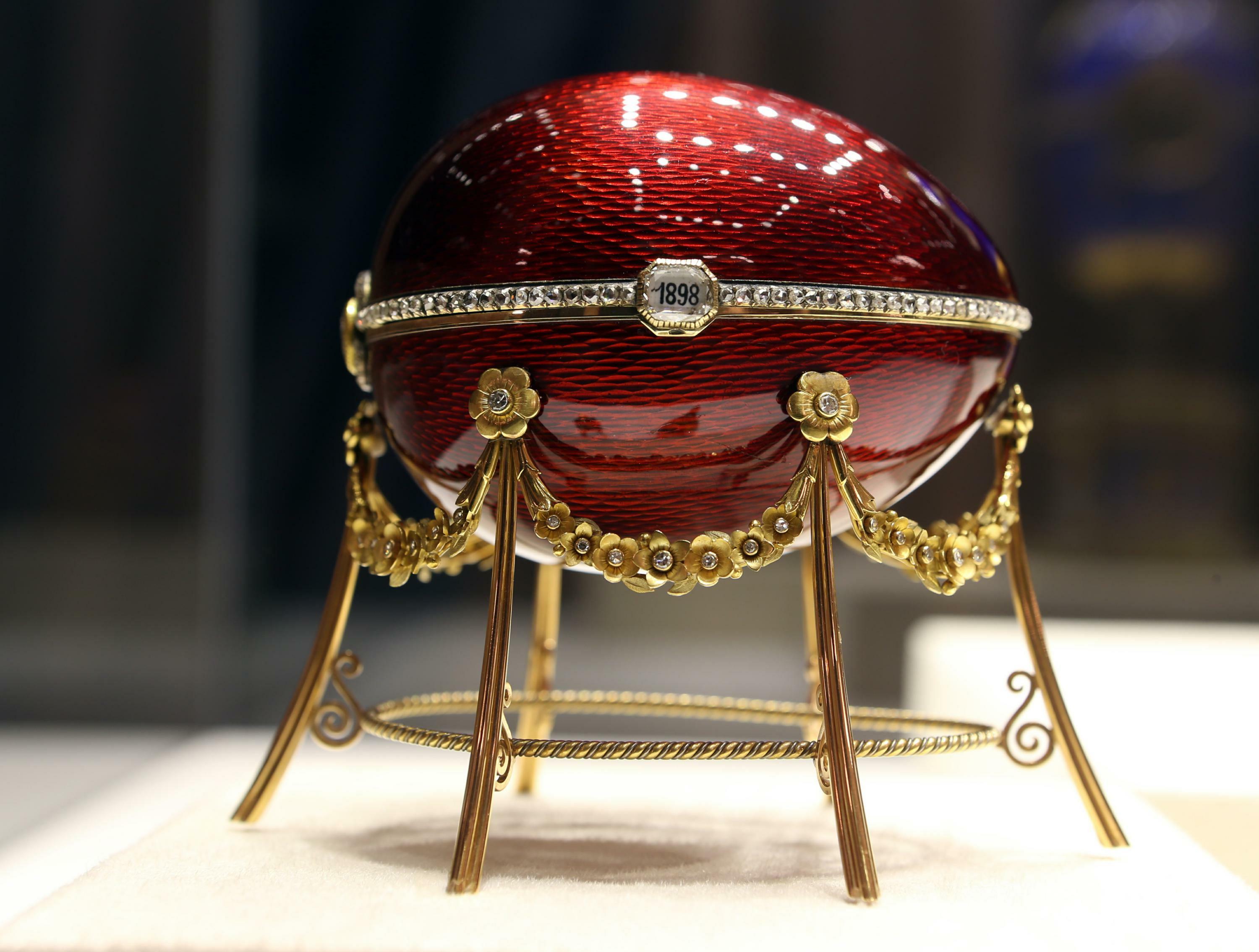 фаберже кому принадлежит. фаберже 1894 яйцо. ювелир карл фаберже. музей фаберже в баден-бадене яйца. транссибирская магистраль (яйцо фаберже).