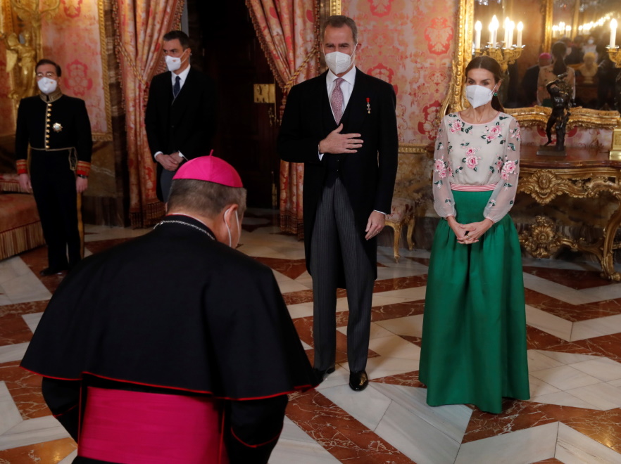 Królowa Letycja i król Filip VI na przyjęciu dla członków korpusu dyplomatycznego wydanym z Madrycie.