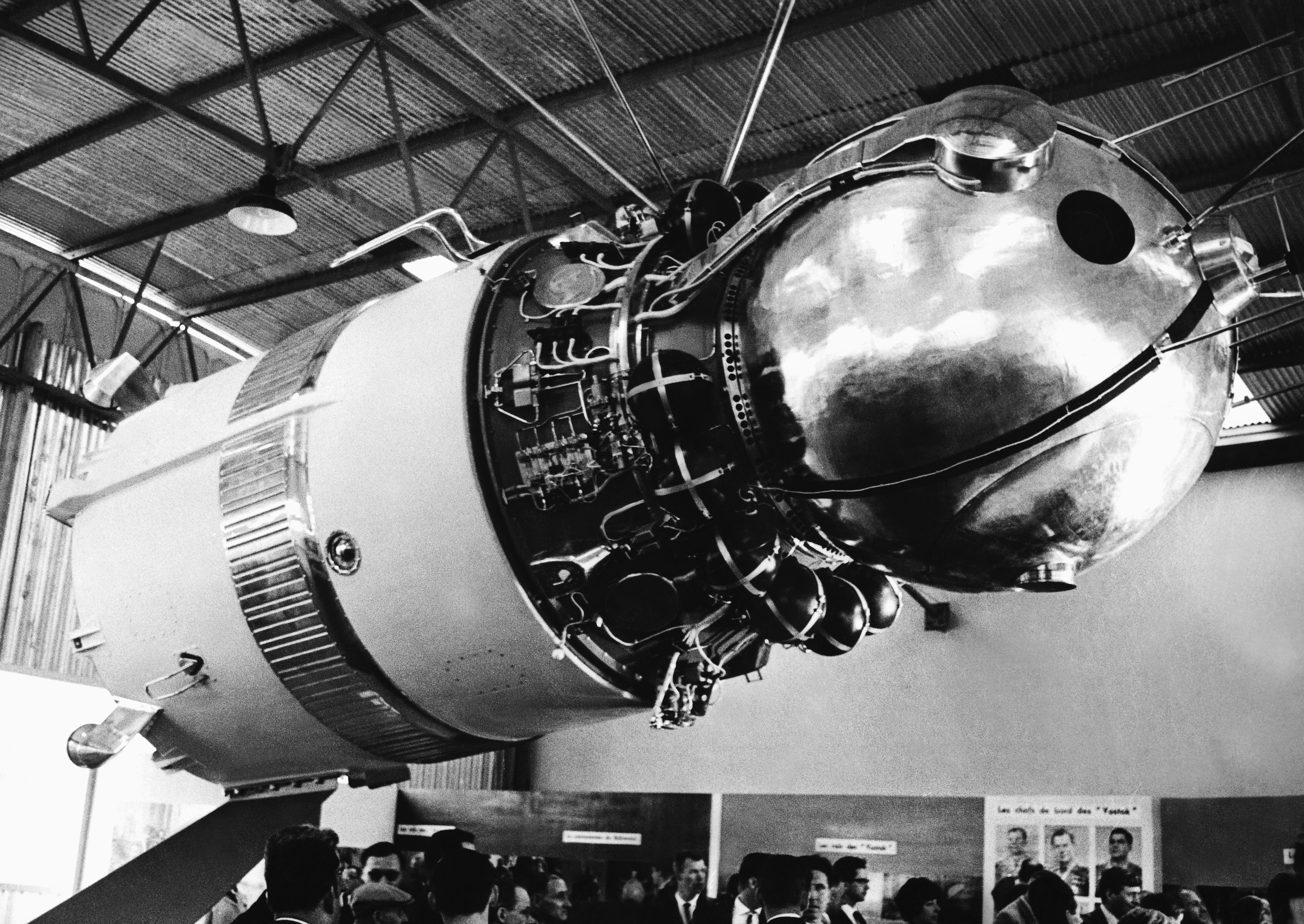 Первый корабль полетевший в космос. Восток 1 Гагарин 1961. Космический корабль Восток 1 Юрия Гагарина. Ракета Юрия Гагарина Восток-1. Космический корабль Восток Юрия Гагарина 1961.