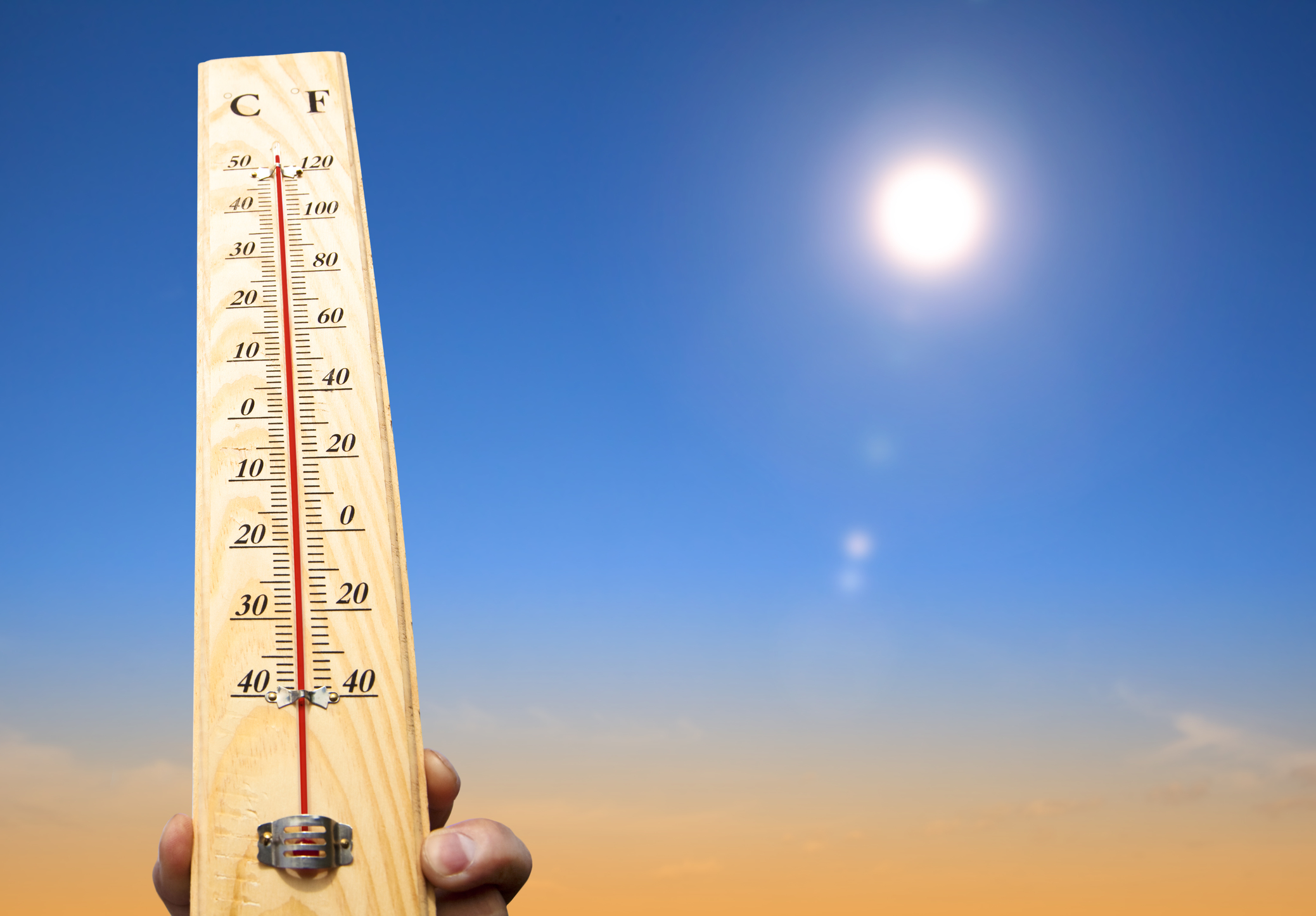 Какой год был самый жаркий. Градусник в жару. Высокая температура. Градусник на солнце. Термометр на жаре.