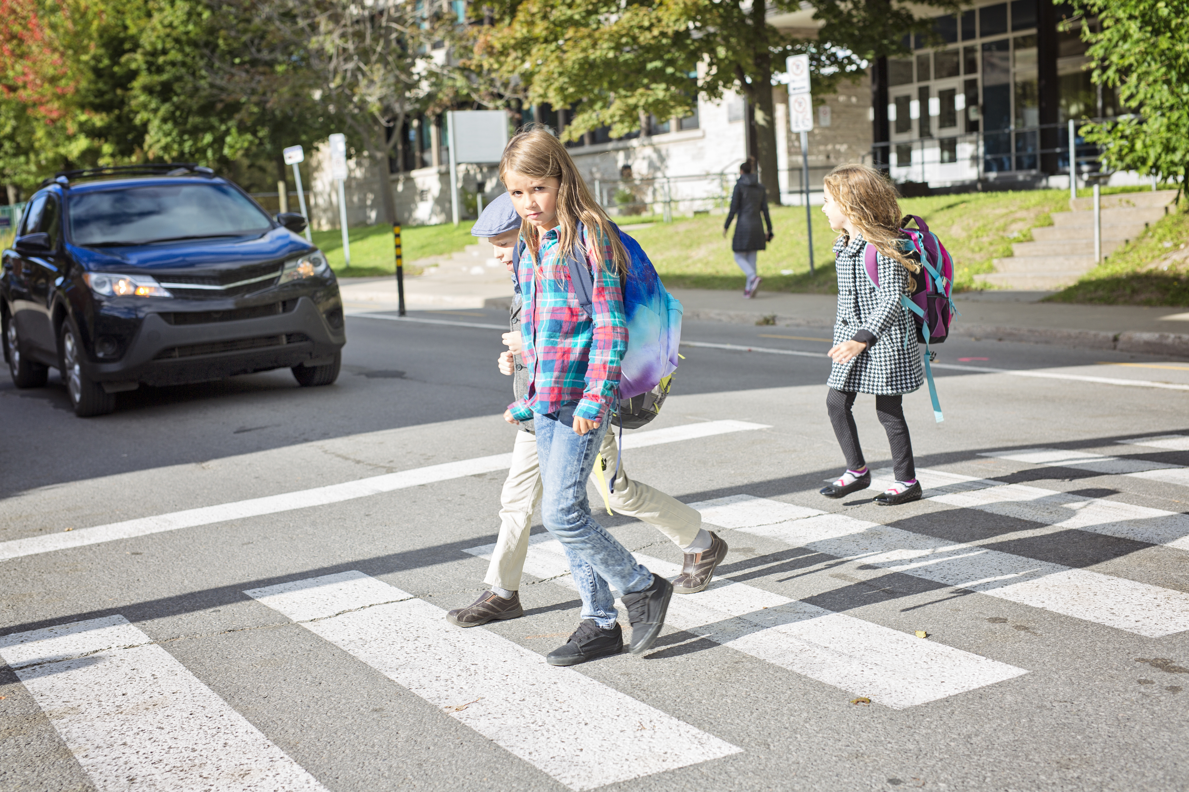 Слышать переходить. Школьники переходят дорогу. Пешеходный для детей. Пешеходный переход. Дети пешеходы.
