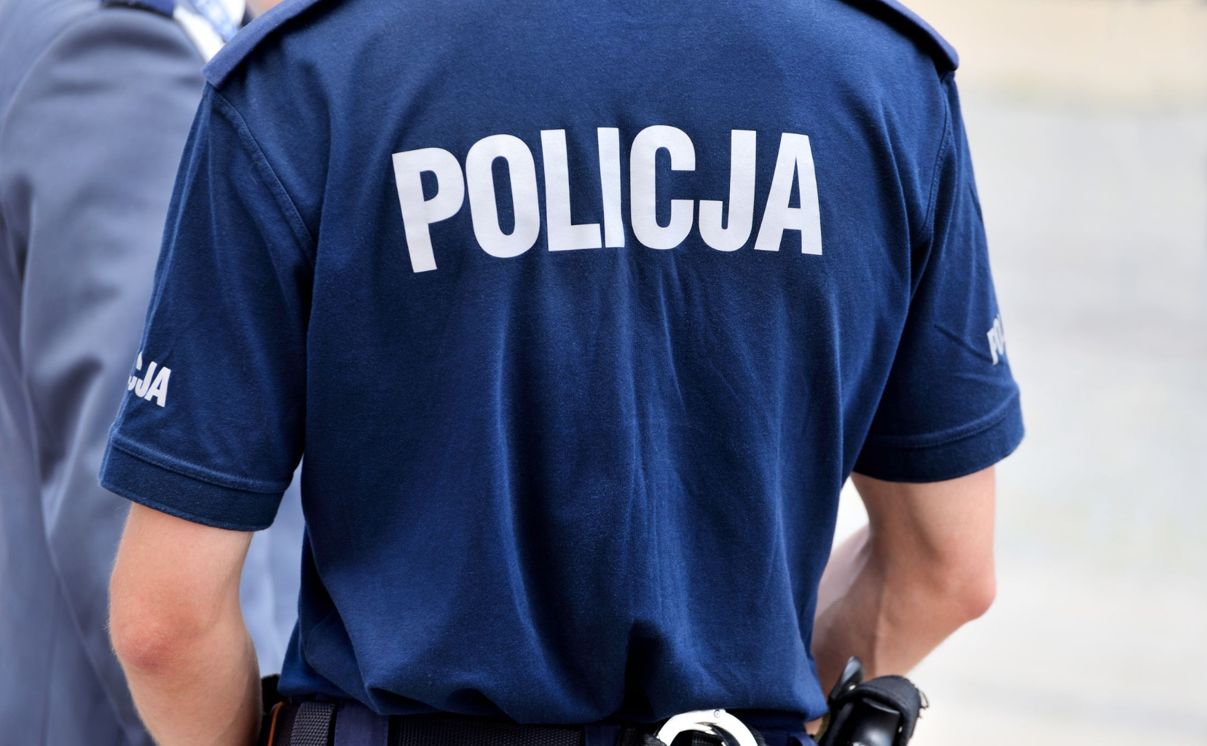 Służbowy T-shirt nie jest elementem policyjnego umundurowania zimowego -  GazetaPrawna.pl