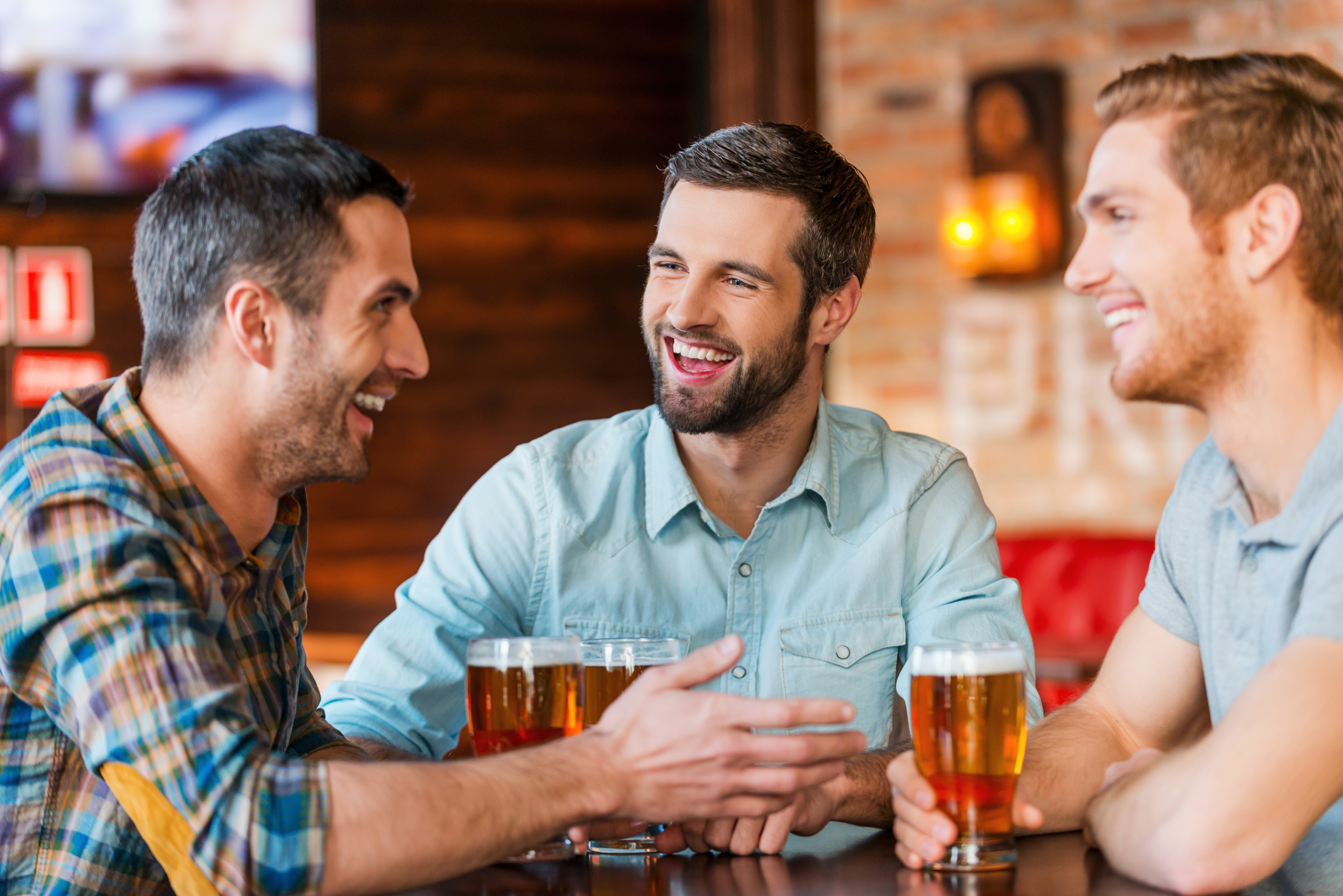 Сидим беседуем. Мужчины в пабе. Мужчина в баре. Мужчина с друзьями в баре. Мужики в баре с пивом.