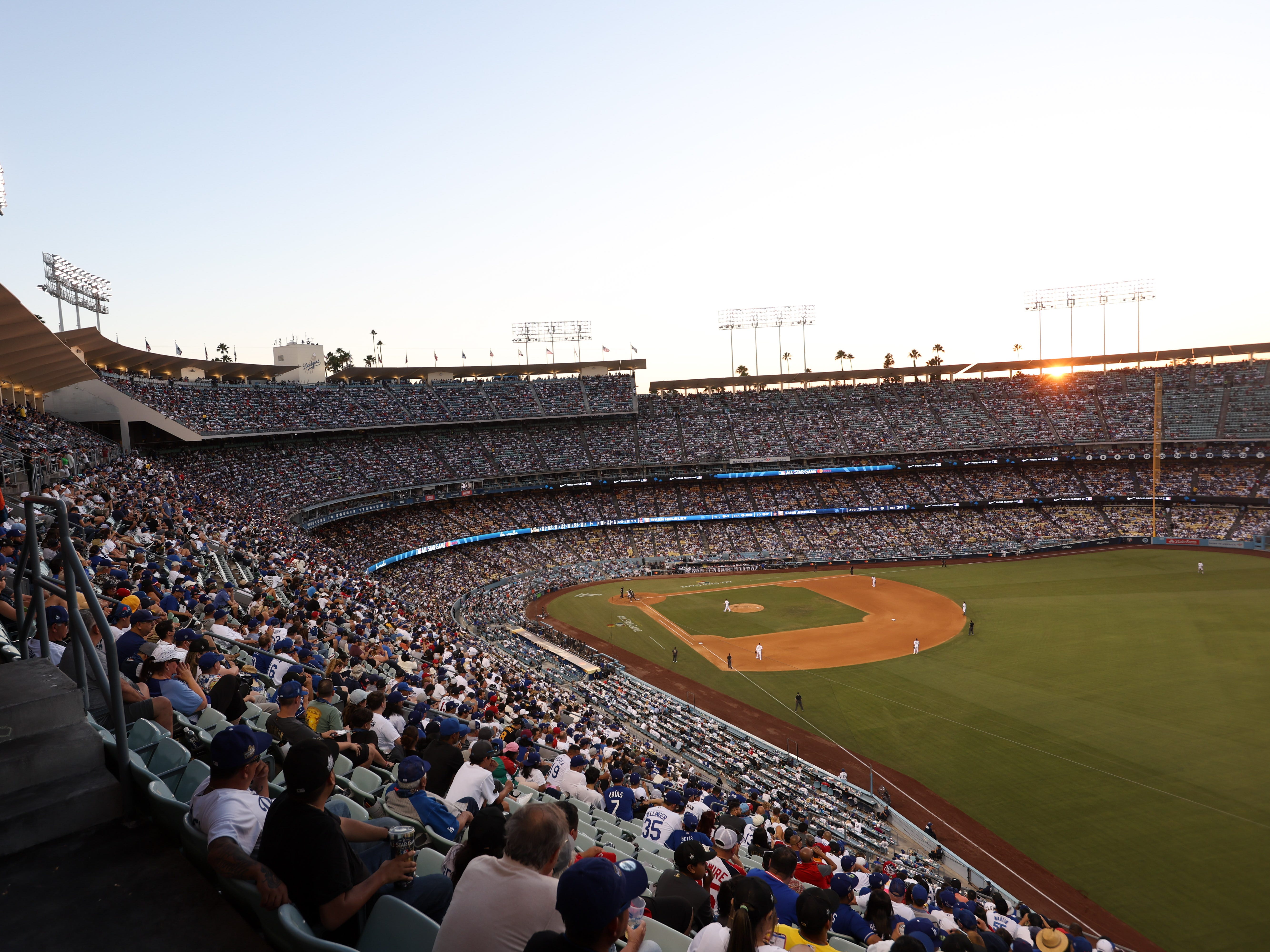 No, Dodger Stadium didn't flood. That's just a reflection - Los