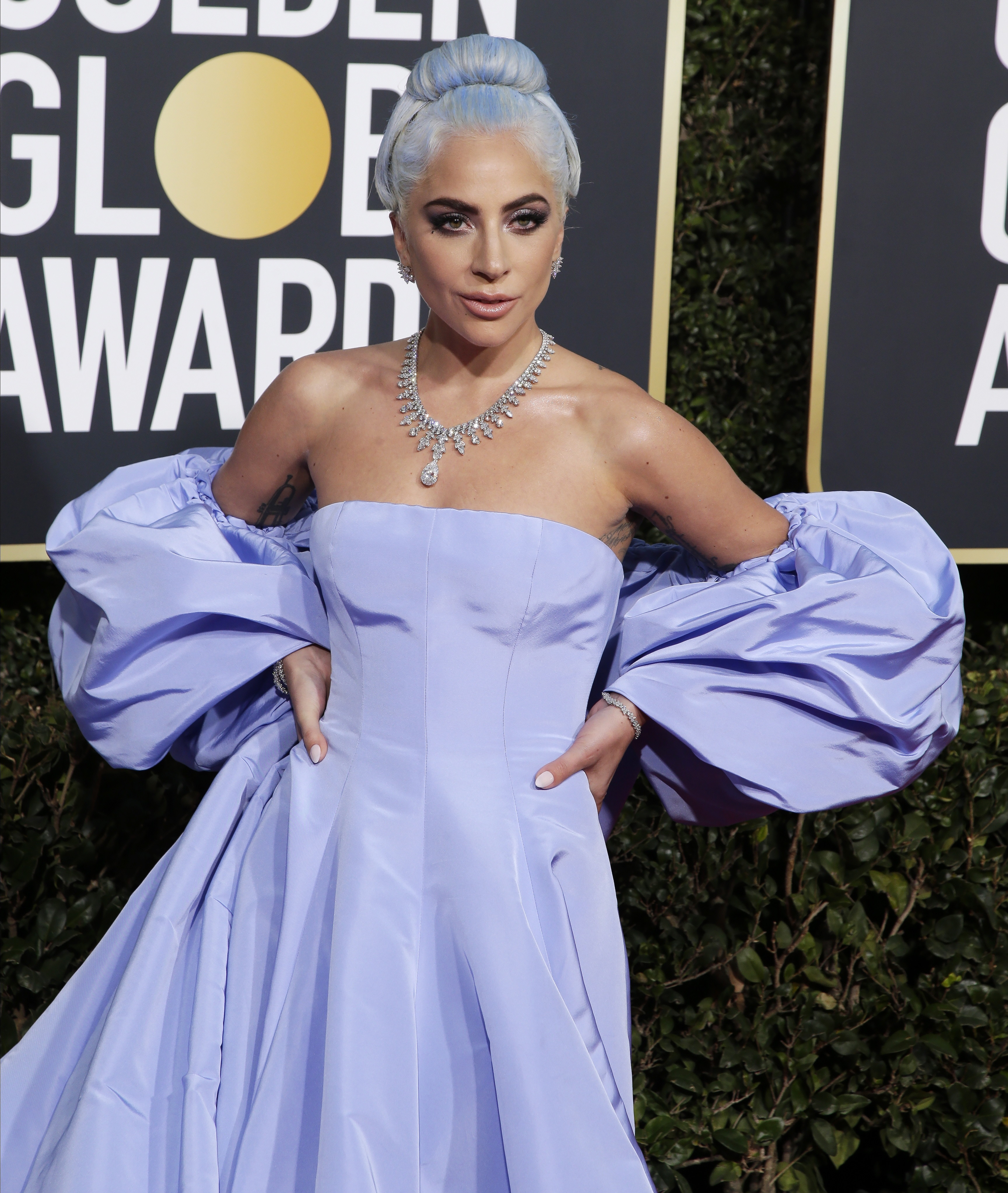 Złote Globy 2019: Lady Gaga na niebiesko. Sukienka z Narodziny gwiazdy -  