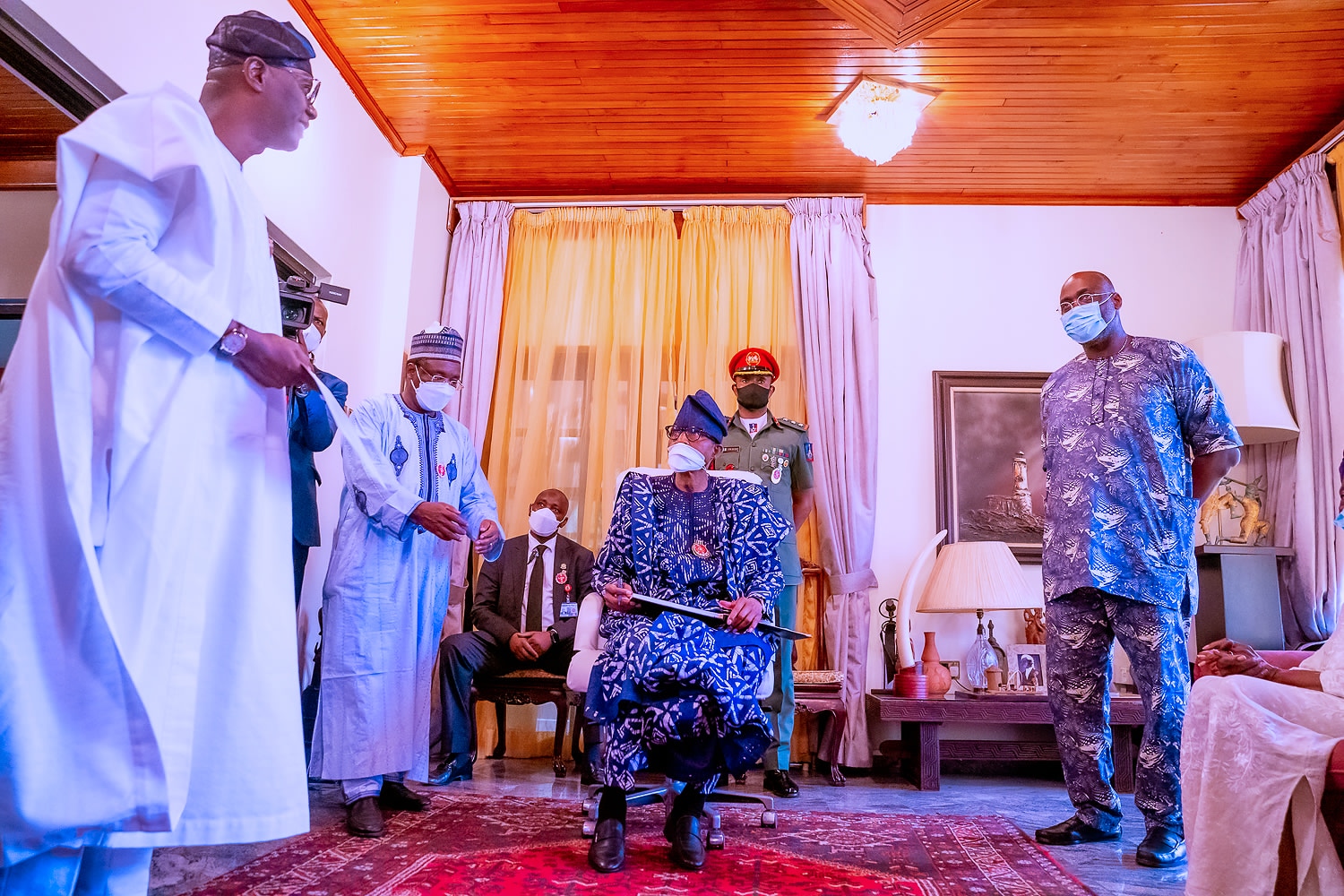President Buhari pays condolence visit to Shonekan&#39;s family in Lagos |  Pulse Nigeria
