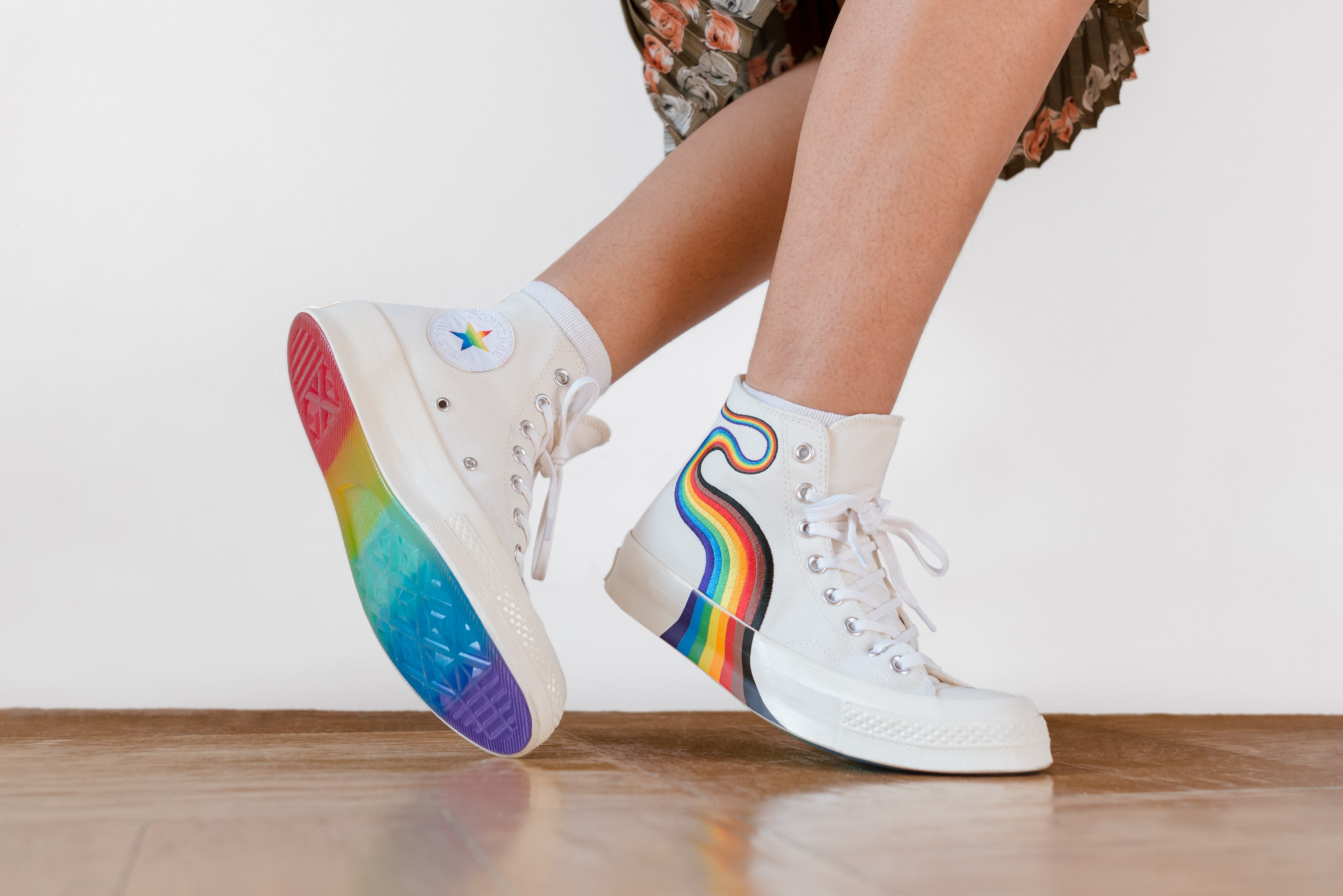 Szósta kolekcja Converse Pride wspiera drogę do akceptacji osób LGBTQIA -  Noizz