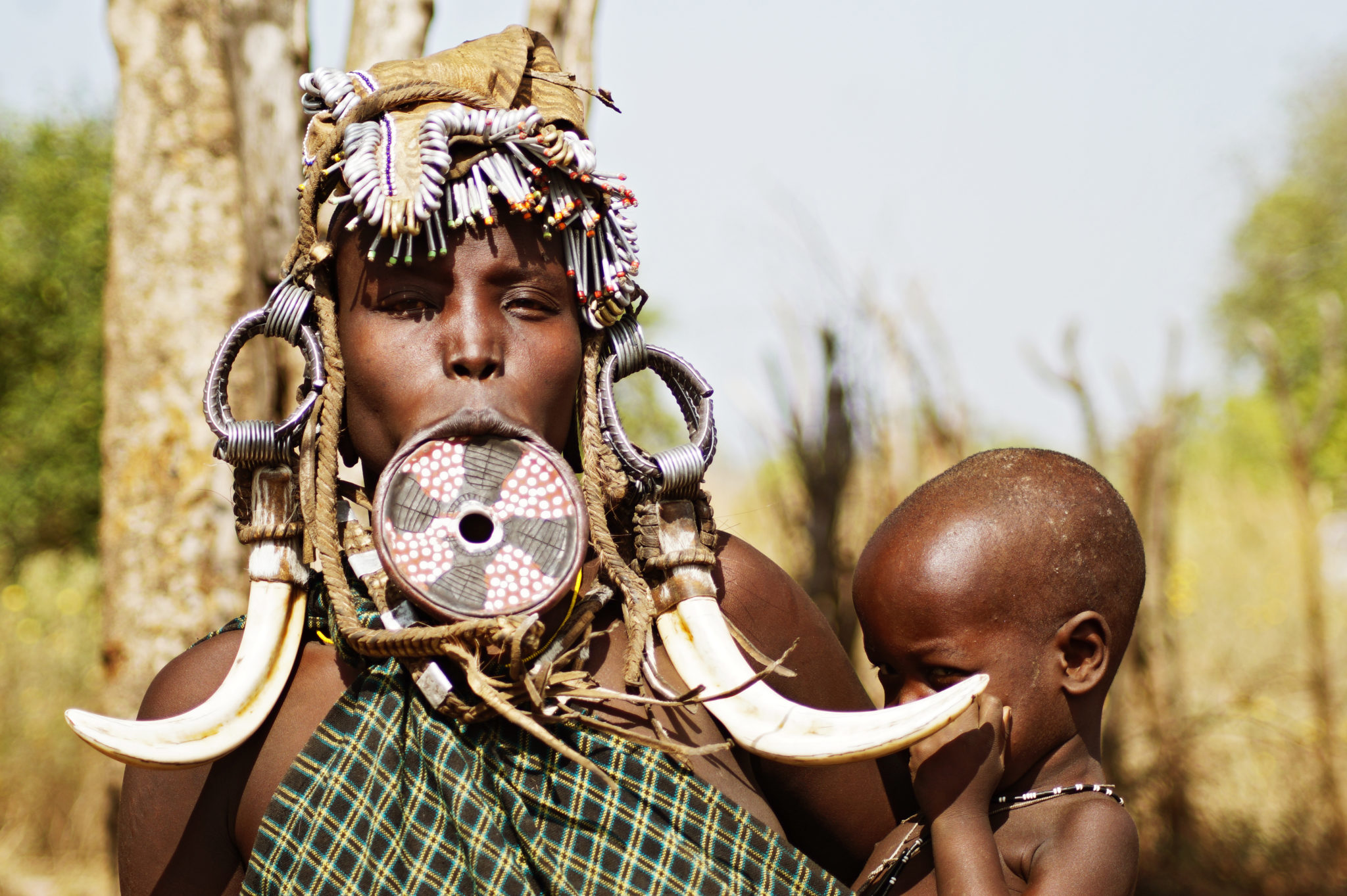 Мужчина женщина в племени. Африканское племя Мурси женщины. Эфиопия племя Мурси женщины.