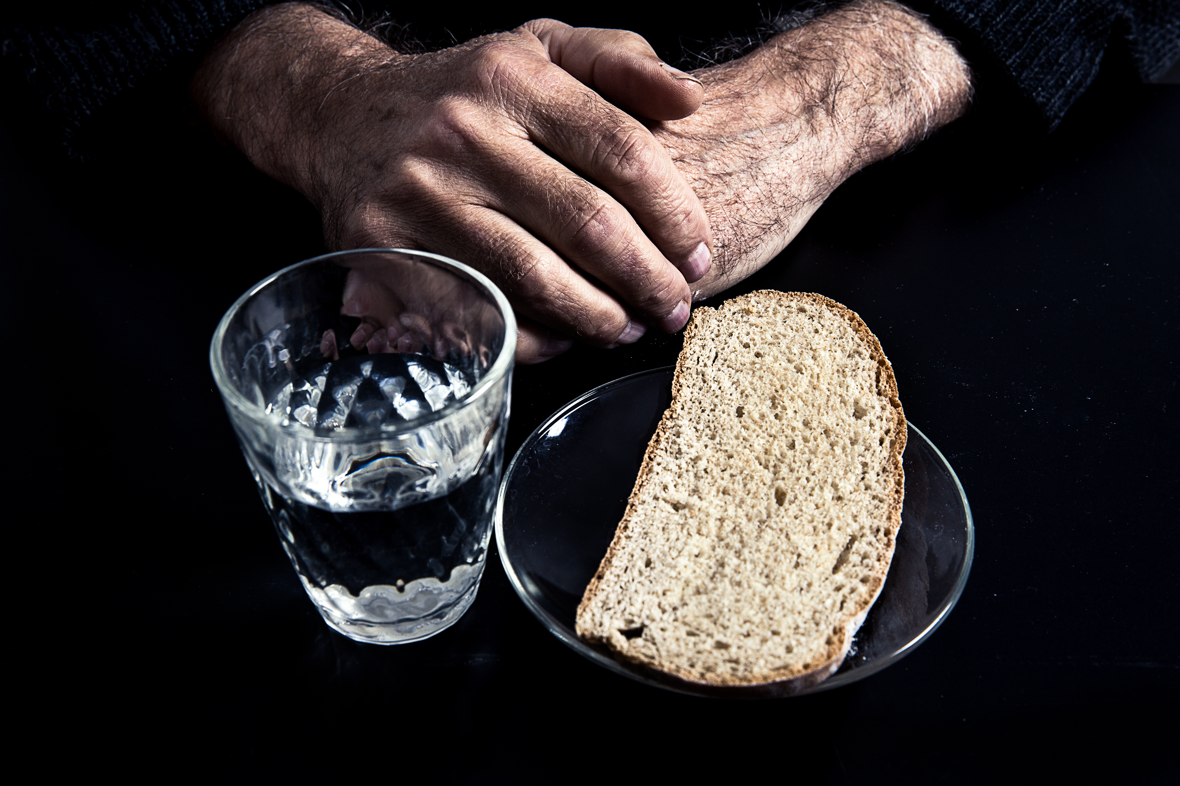 Хлеба кусок воды. Хлеб и вода. Стакан воды и кусок хлеба. Кусочек хлеба. Пост хлеб и вода.