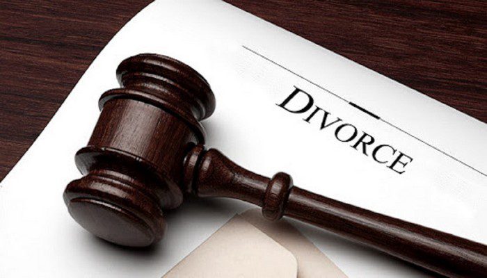 Woman in court for divorce because husband hid inside toilet during robbery attack