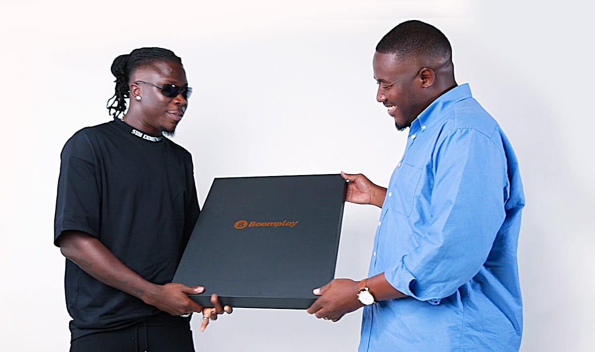 Stonebwoy surpasses 100M Streams on Boomplay, receives gold club plaque