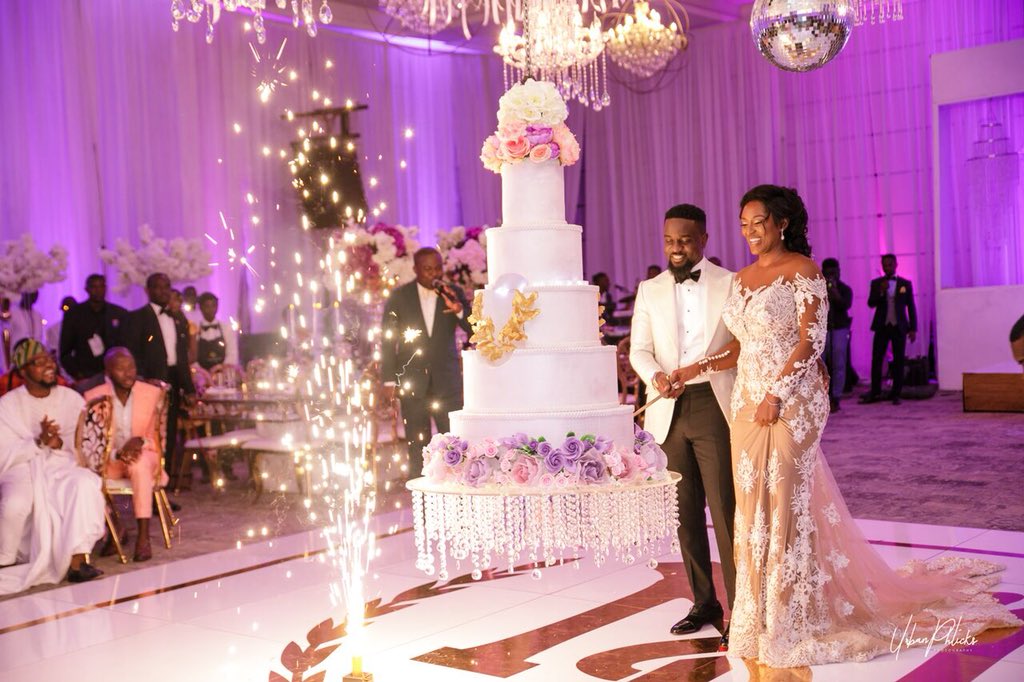 Sarkodie and Tracy cutting their huge white wedding cake