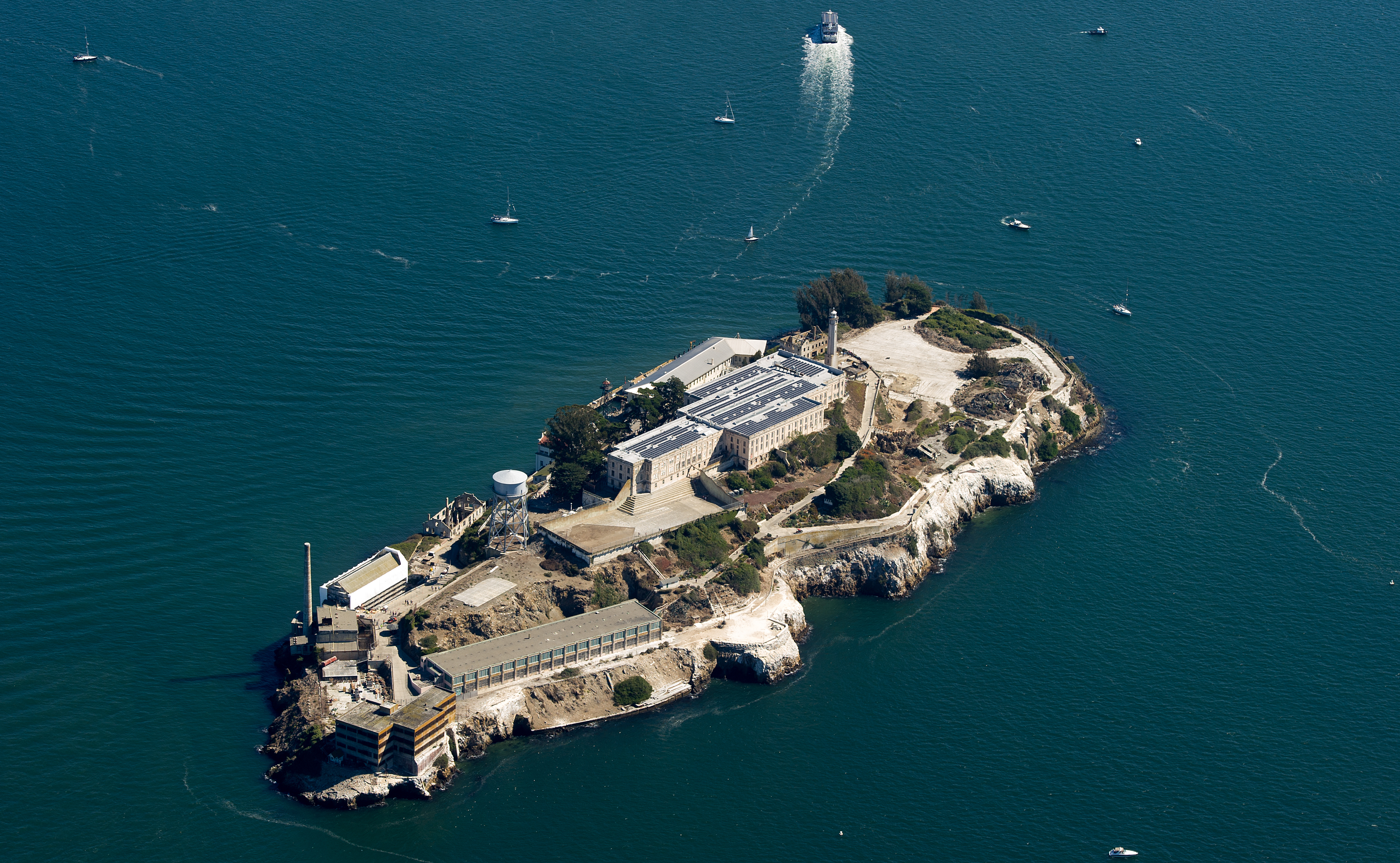 Огромная часть окруженная водой. Остров Алькатрас Сан Франциско. Тюрьма в Сан-Франциско на острове. США тюрьма Алькатрас. Тюрьма на острове Алькатрас.