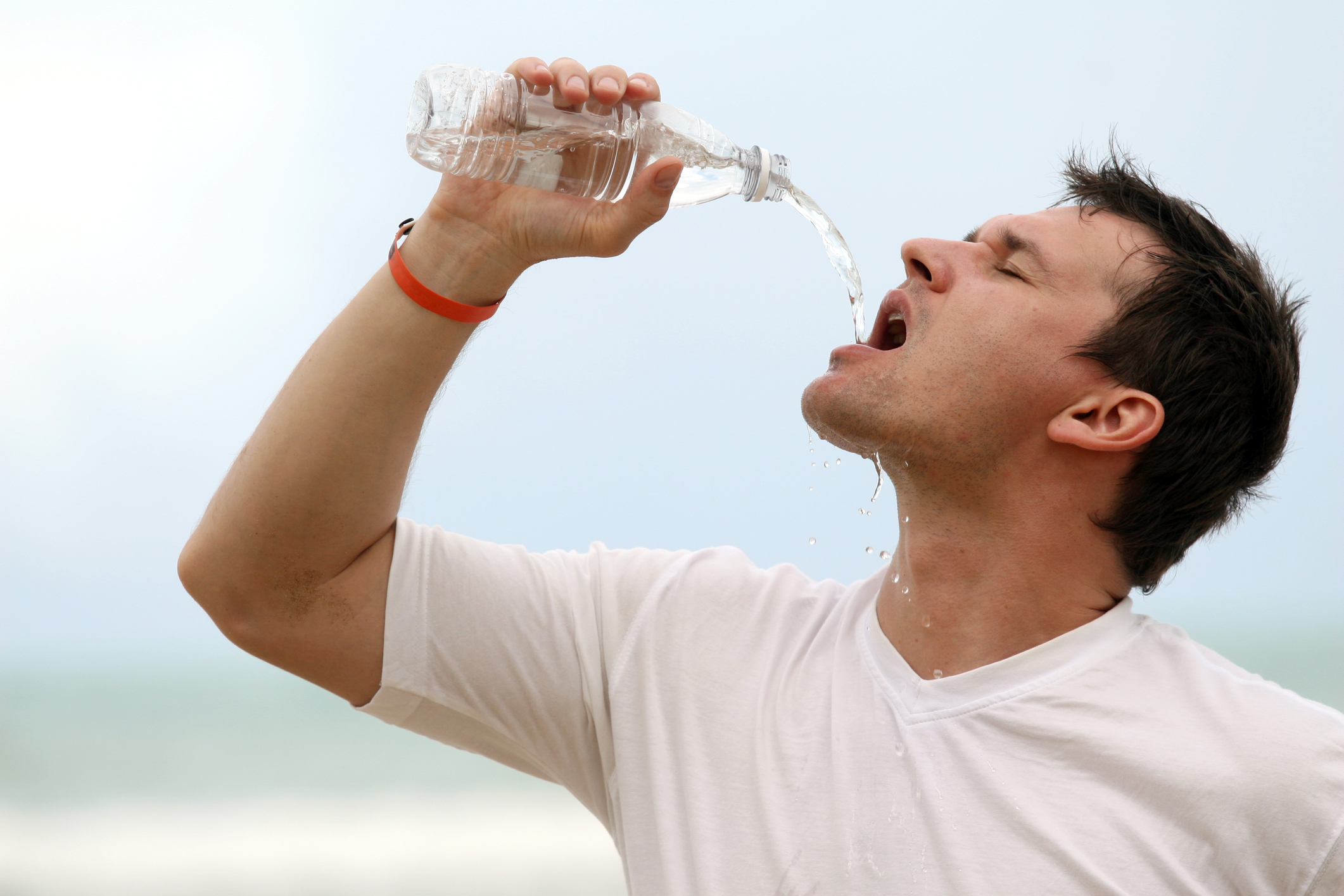 Удовлетворение жажды. Жажда человека. Человек пьет воду. Человек пьющий воду. Мужчина в воде.