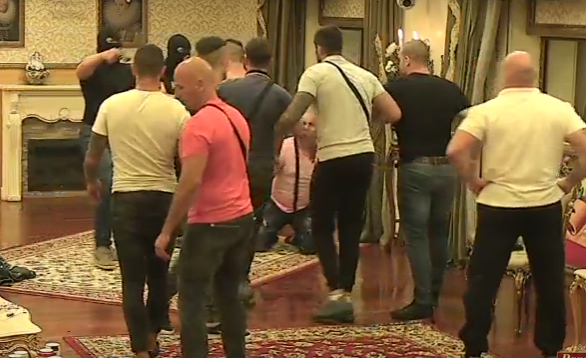 Maskirani momci napravili haos u vili