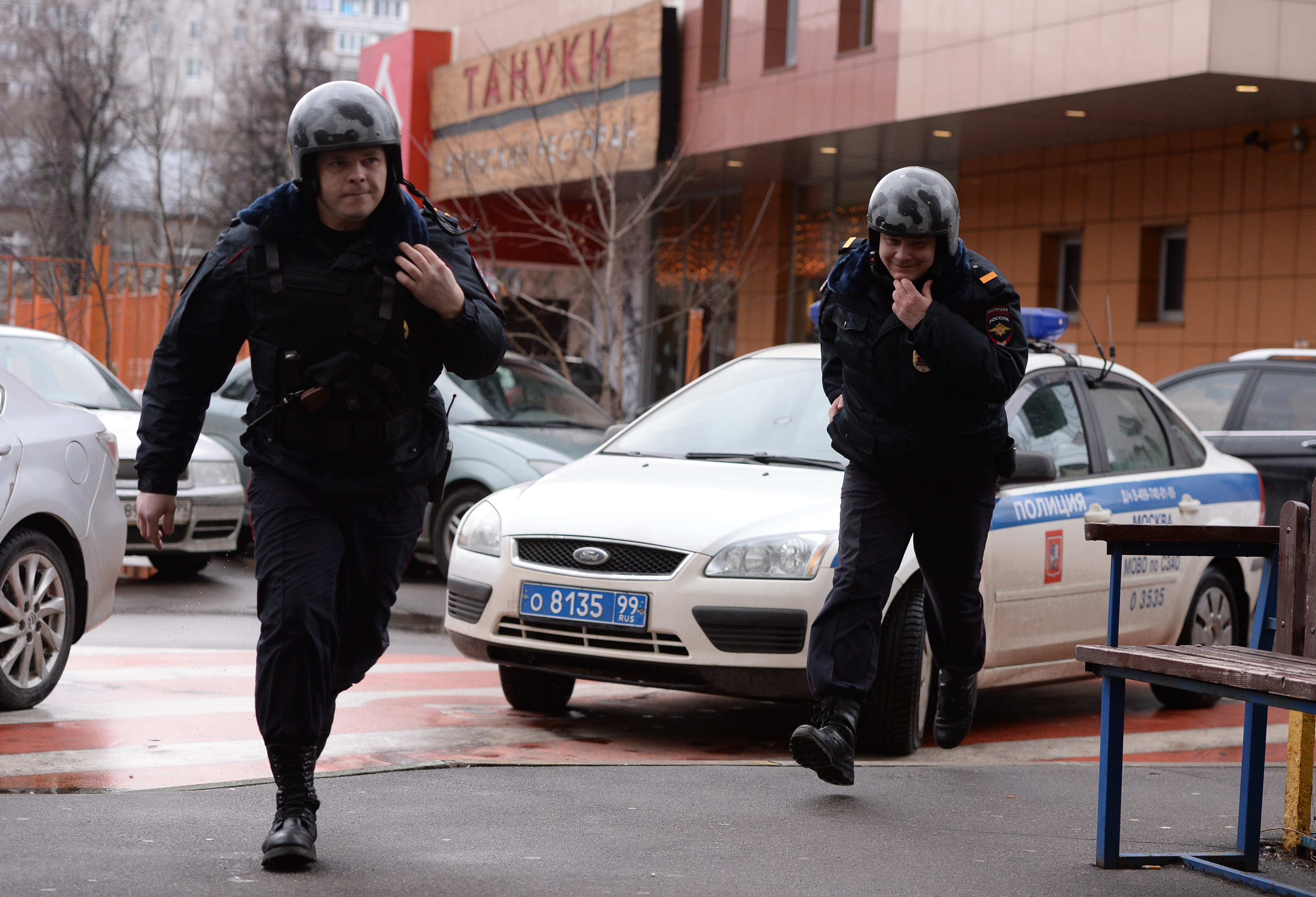 Позвонить полицейским. Полиция приехала. Милиция и полиция. Полиция на выезде. Вызов милиции.