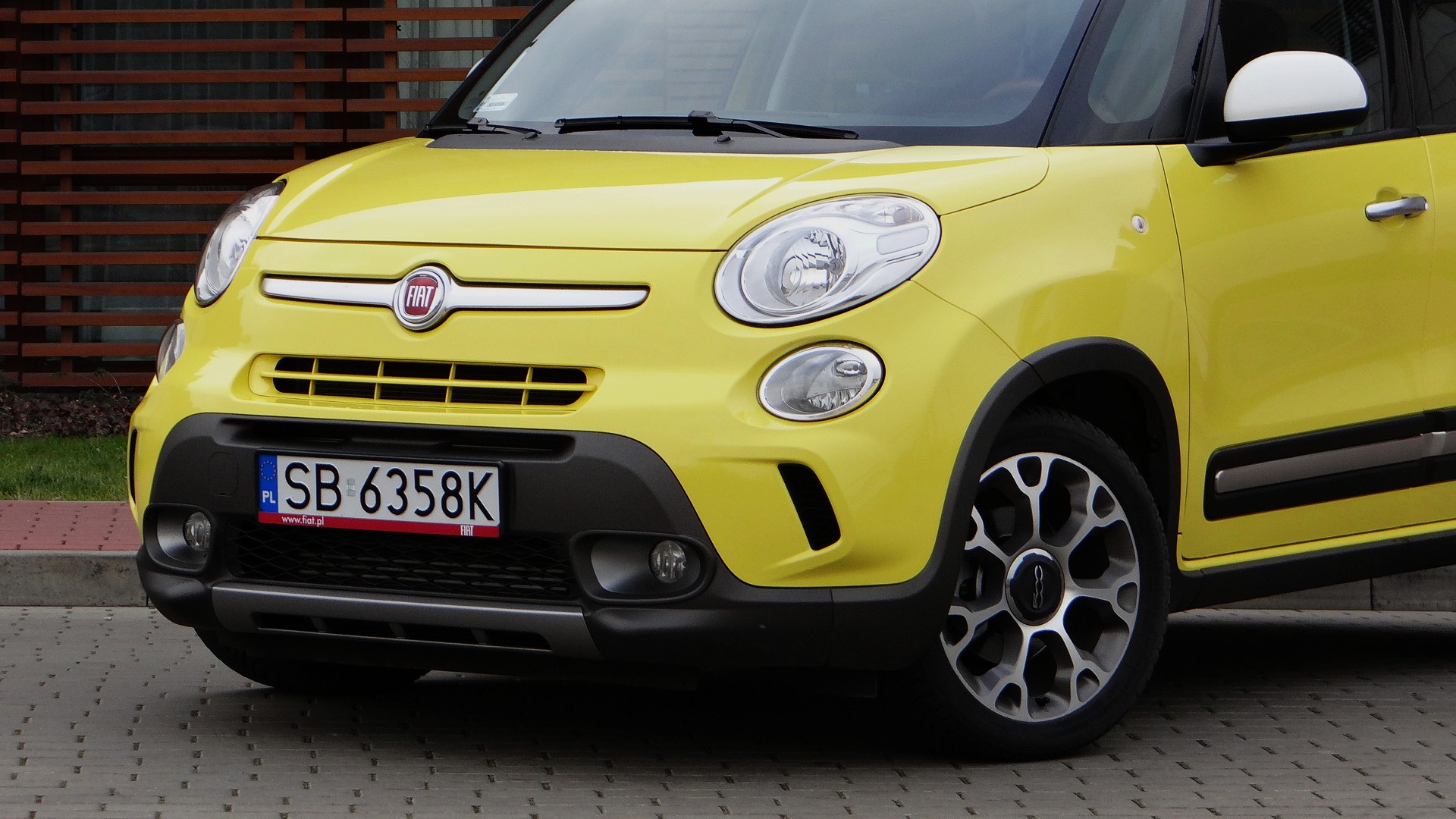 Nowy lek na polskie drogi! Fiat 500L Trekking to autobus w