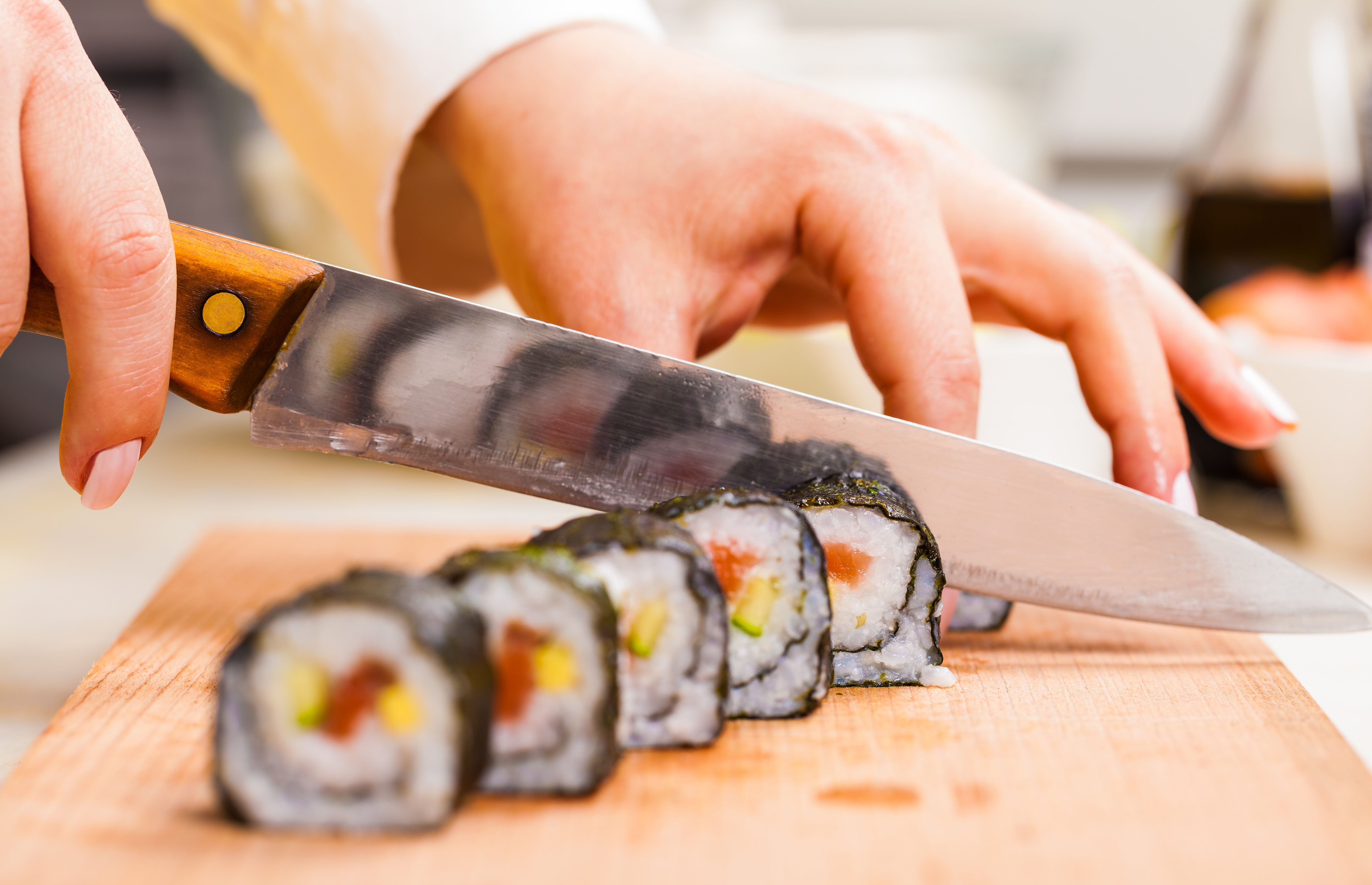 Можно греть роллы. Нож для нарезки суши и роллов. Приготовление суши. Разрезанный ролл. Суши роллы готовка.