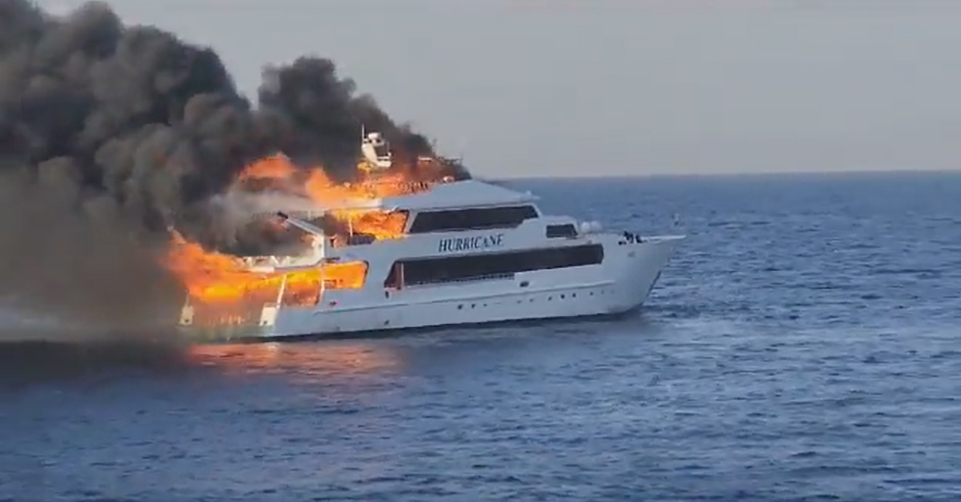 Корабль взорвался. Катастрофы на море. Яхта фото. Яхта. Горящий танкер.