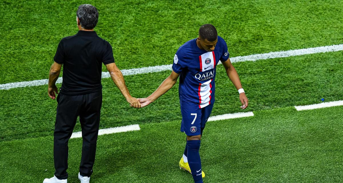 Christophe Galtier substitutes Kylian Mbappe in a match in Ligue 1