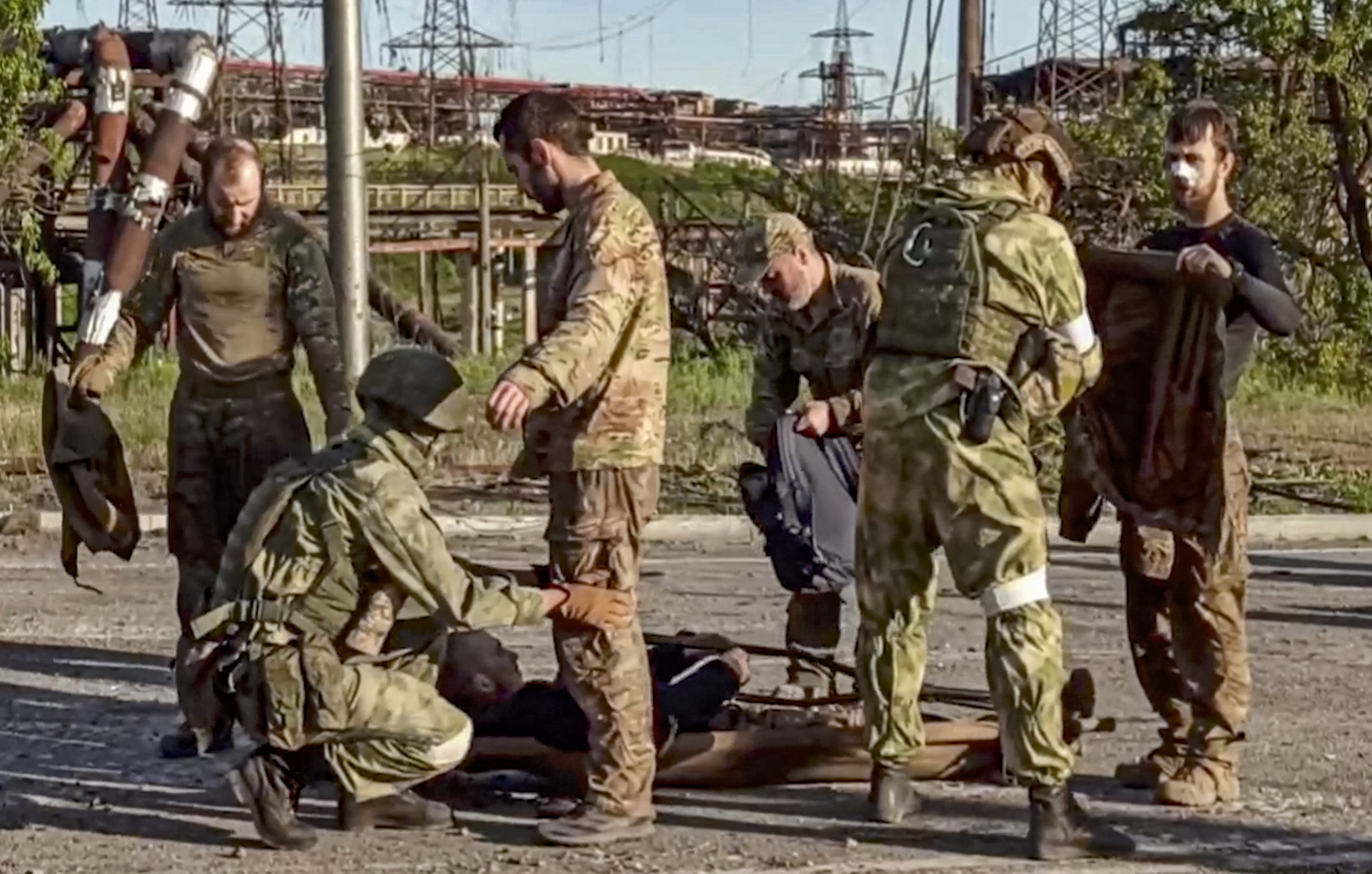 Посмотря вперед пятеро солдат. Пленные азовцы в Мариуполе. Сдавшиеся в плен украинские военные в Мариуполе.