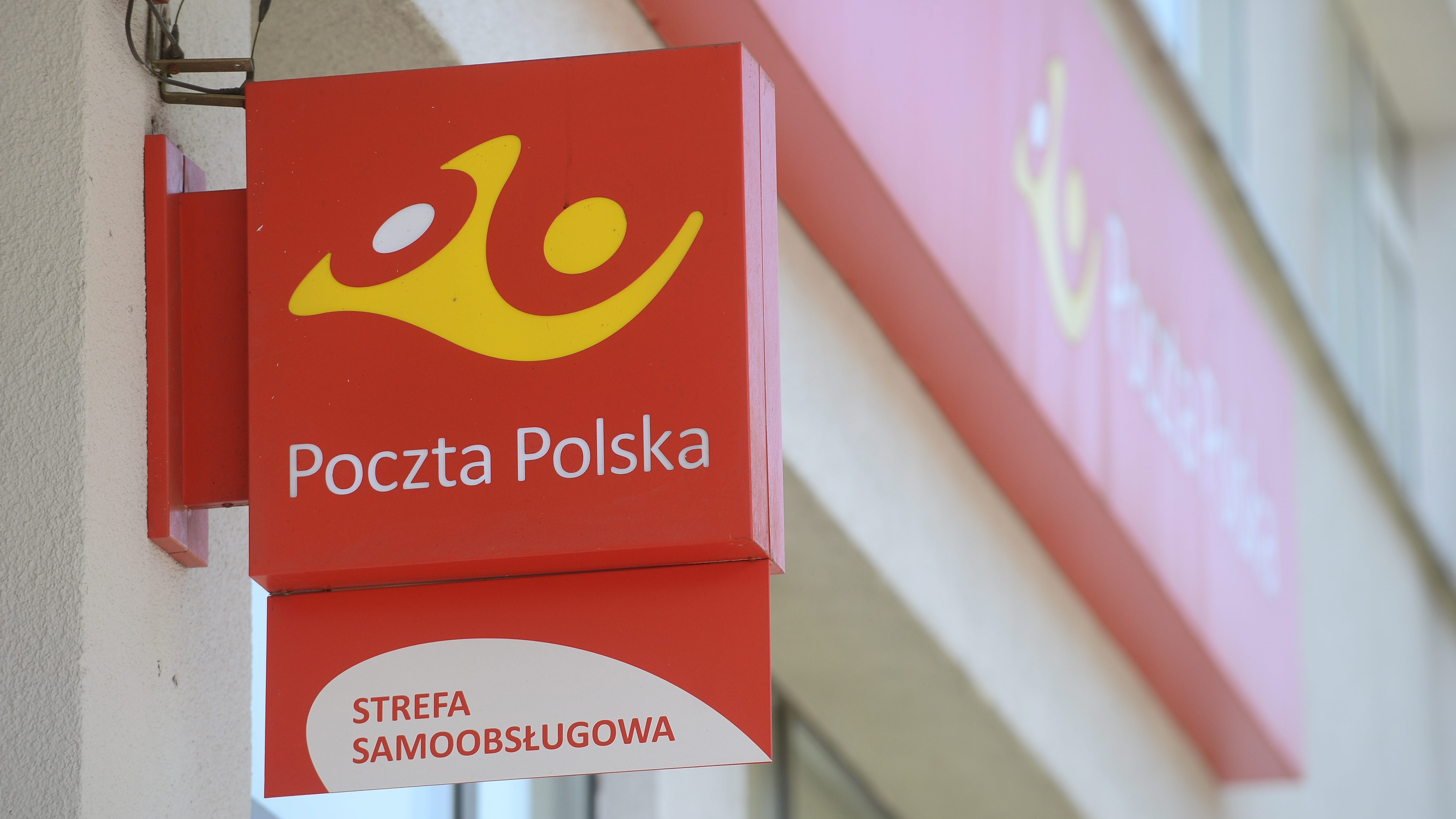 Poczta Polska zmiany w sposobie wysyłania przesyłek. Paczka plus znika z  oferty