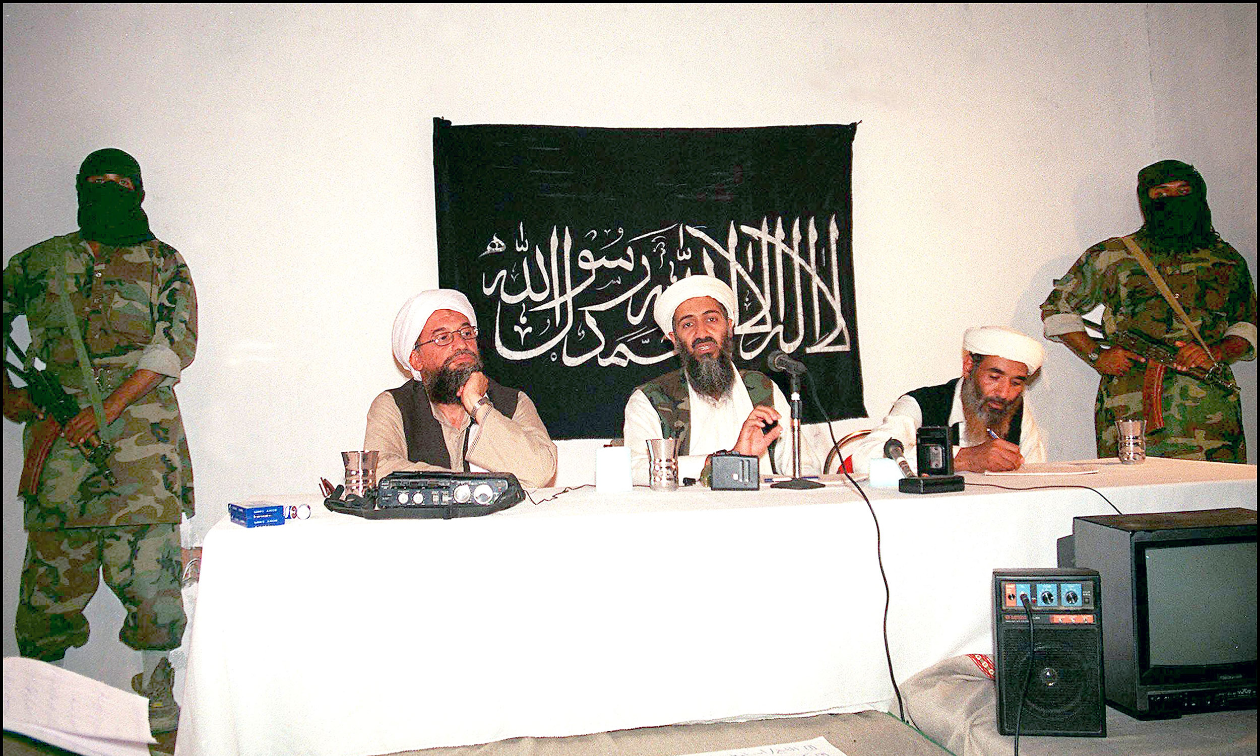 Глава аль каида. Усама Бен Ладен Аль Каида. Усама Бен Ладен террорист. Усама Бен Ладен Аль Каида 2001.