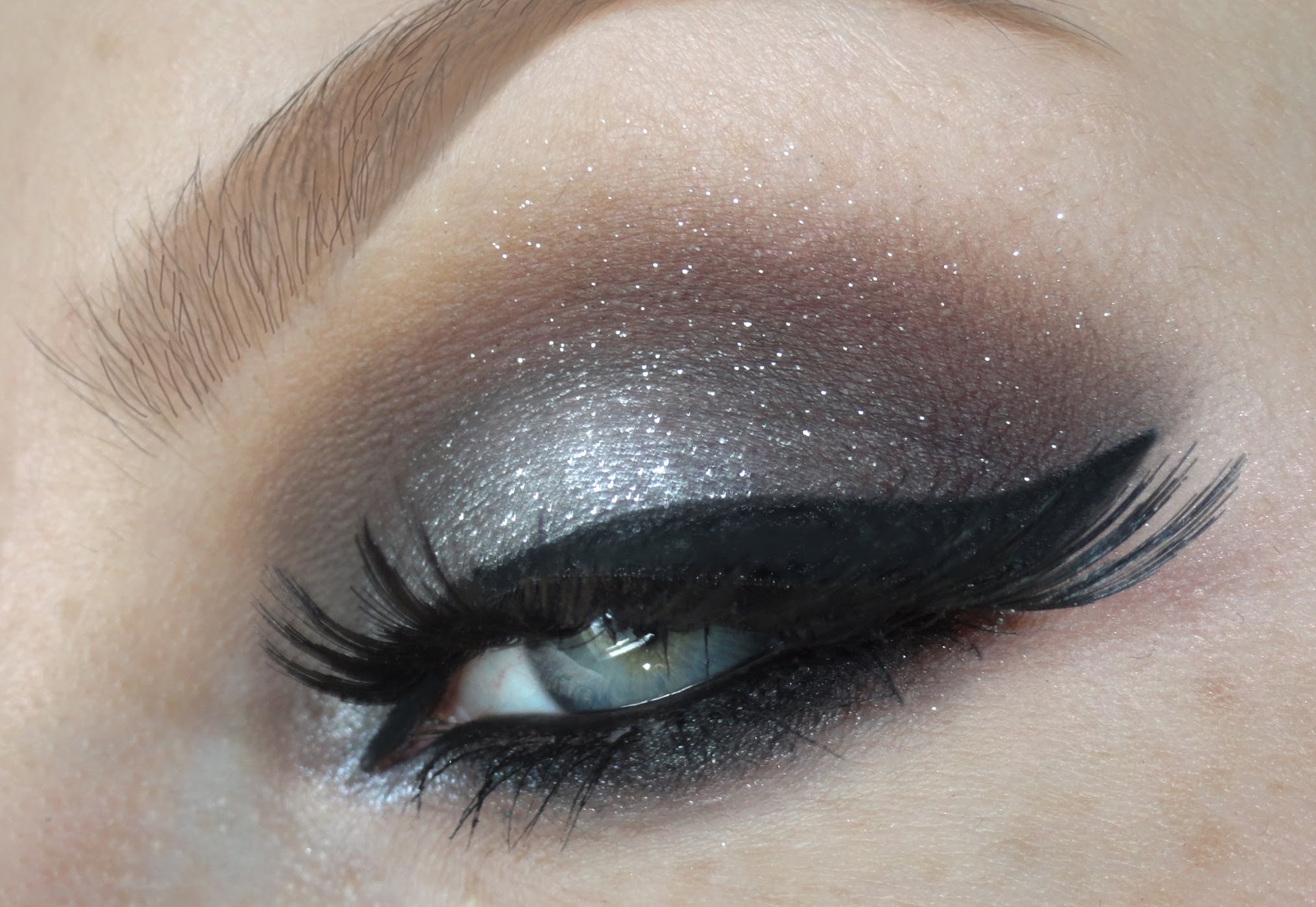 Makeup Hacks 7 Steps To An Exotic Metallic Eye Look Pulse Nigeria