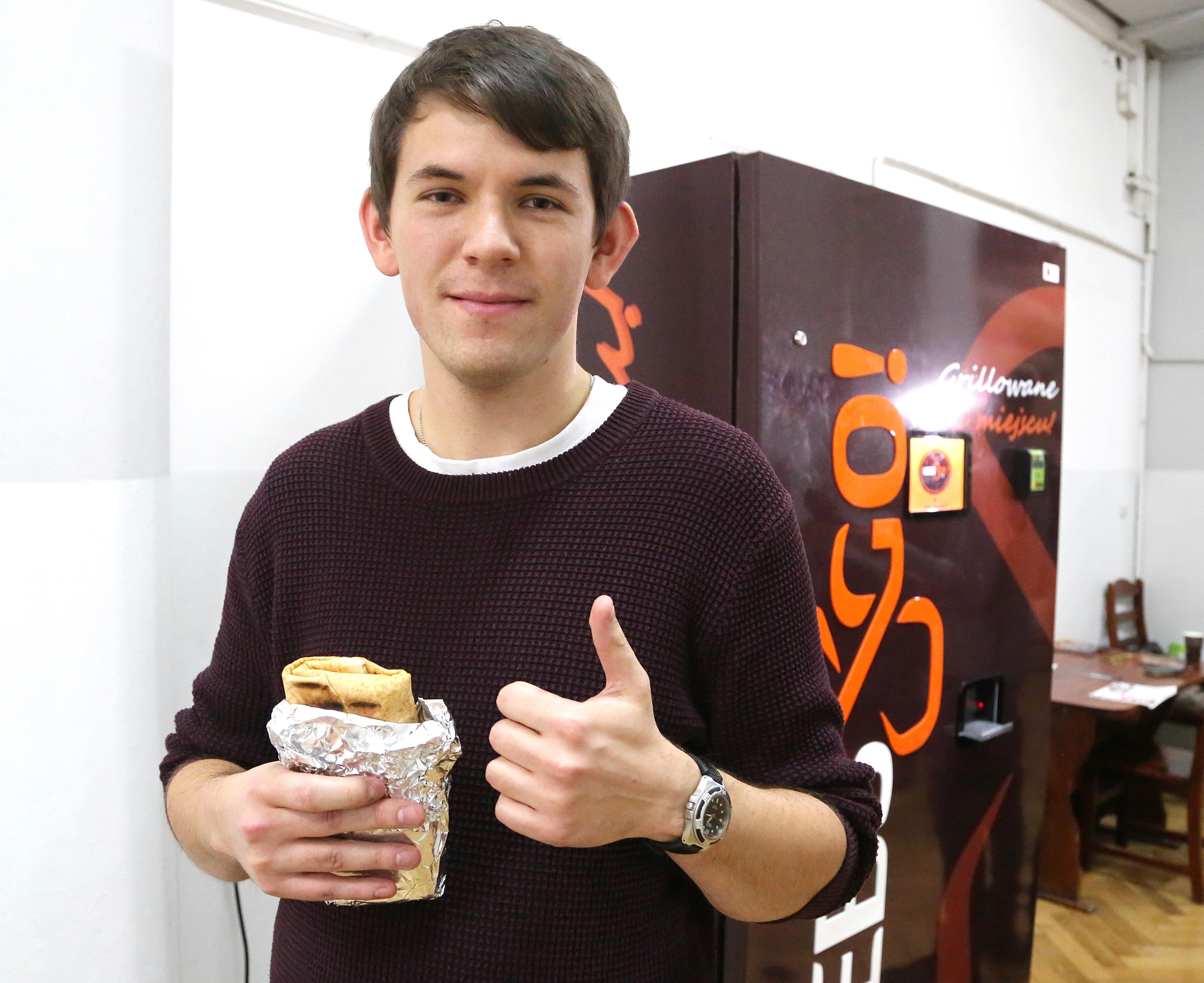 Pierwszy w Polsce automat z kebabem. Studenci są zachwyceni