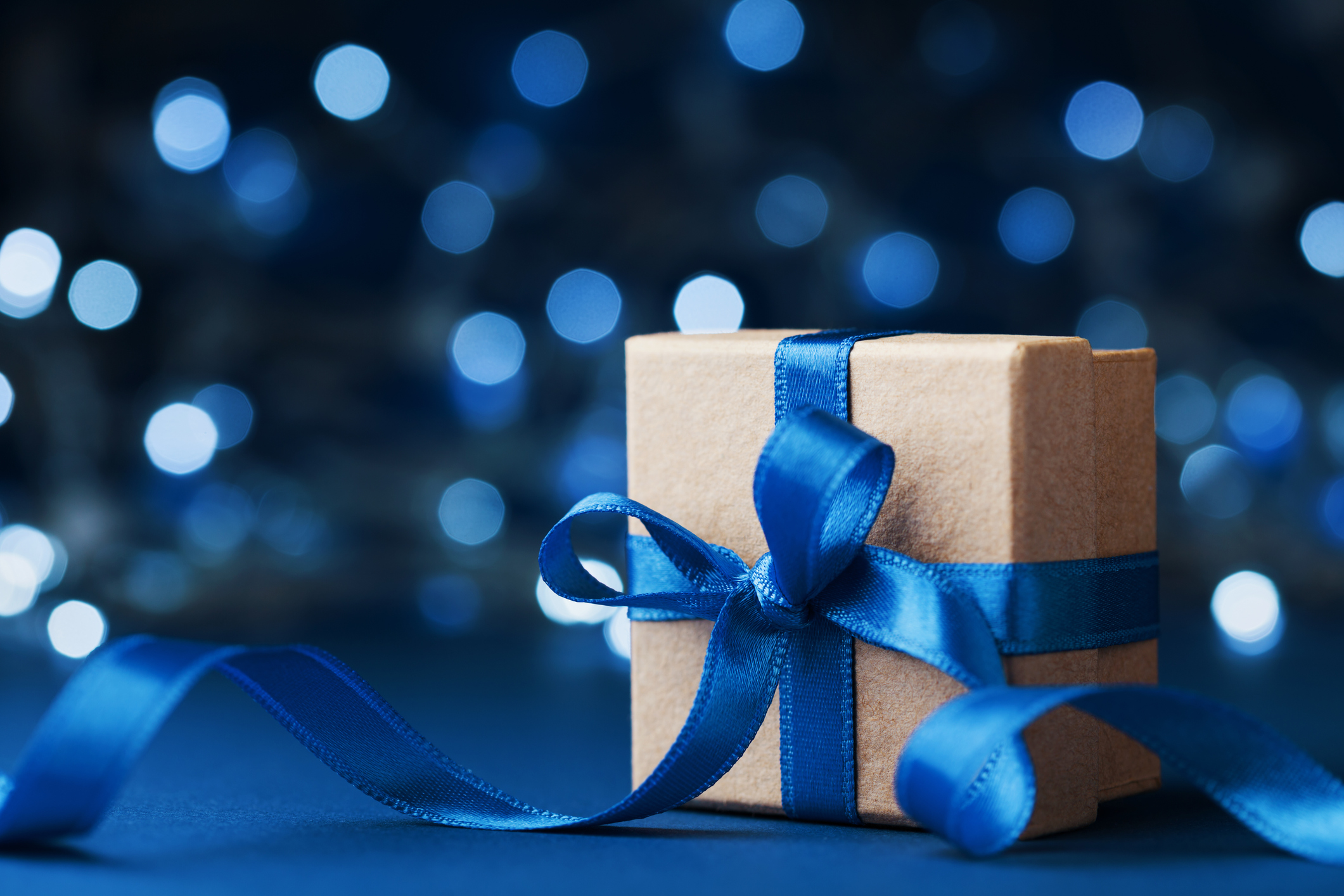 Подарок синий цвет. Подарок. Новогодние подарки. Подарок синий. Красивые подарки.
