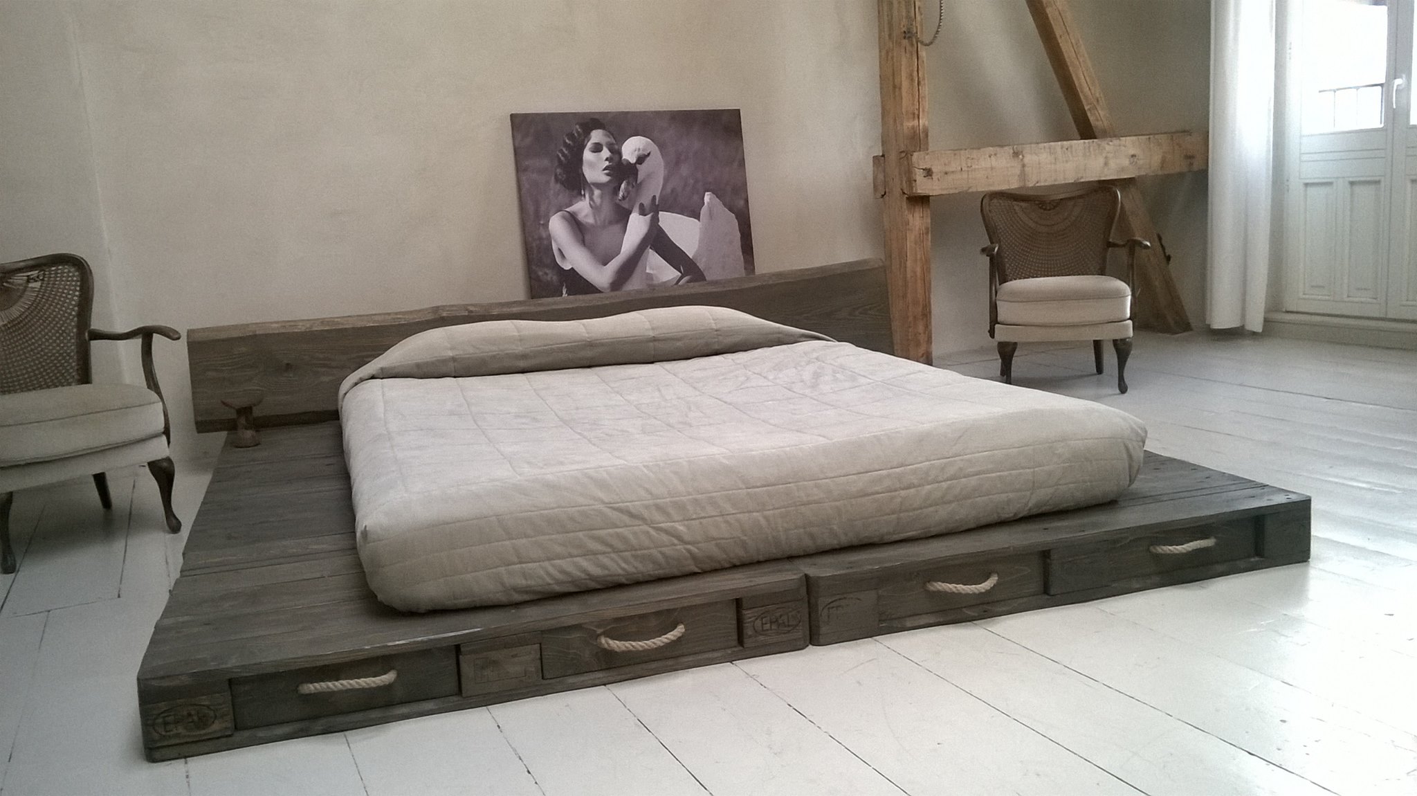 Łóżko na paletach - jak zrobić łóżko z europalet? - Dom
