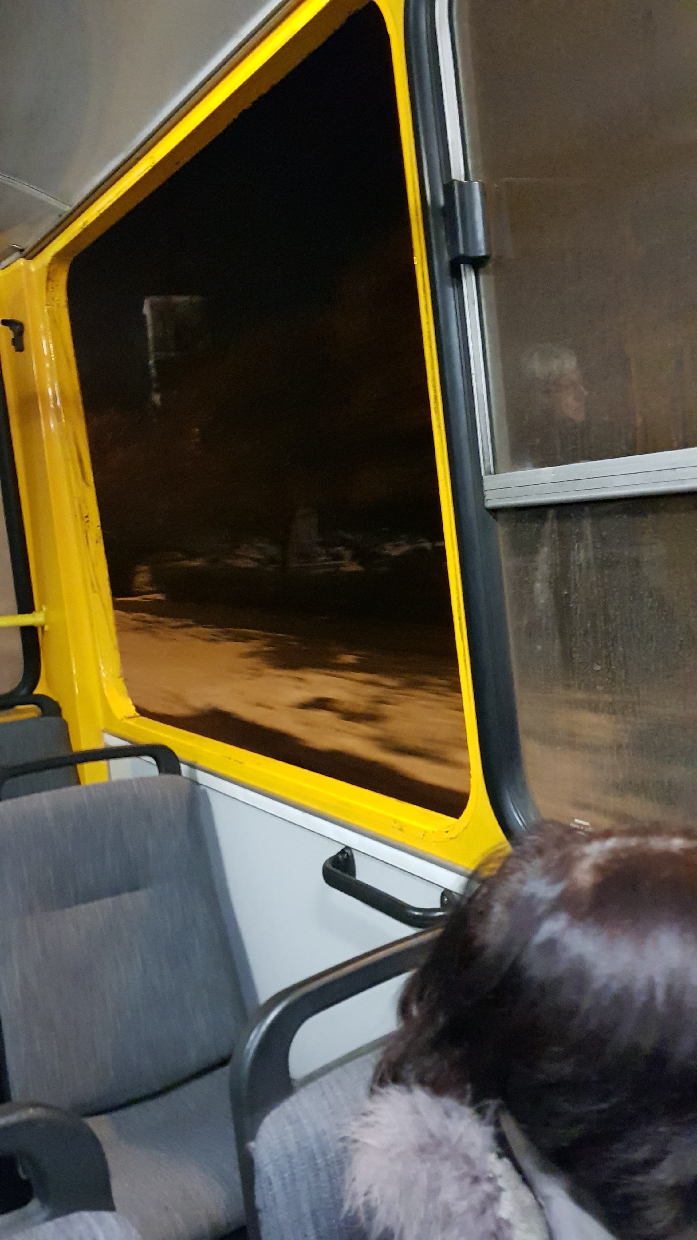 Kitört az ablaka a Volánbusznak Budapesten, a mínuszok ellenére vitte  tovább az utasokat – fotók - Blikk