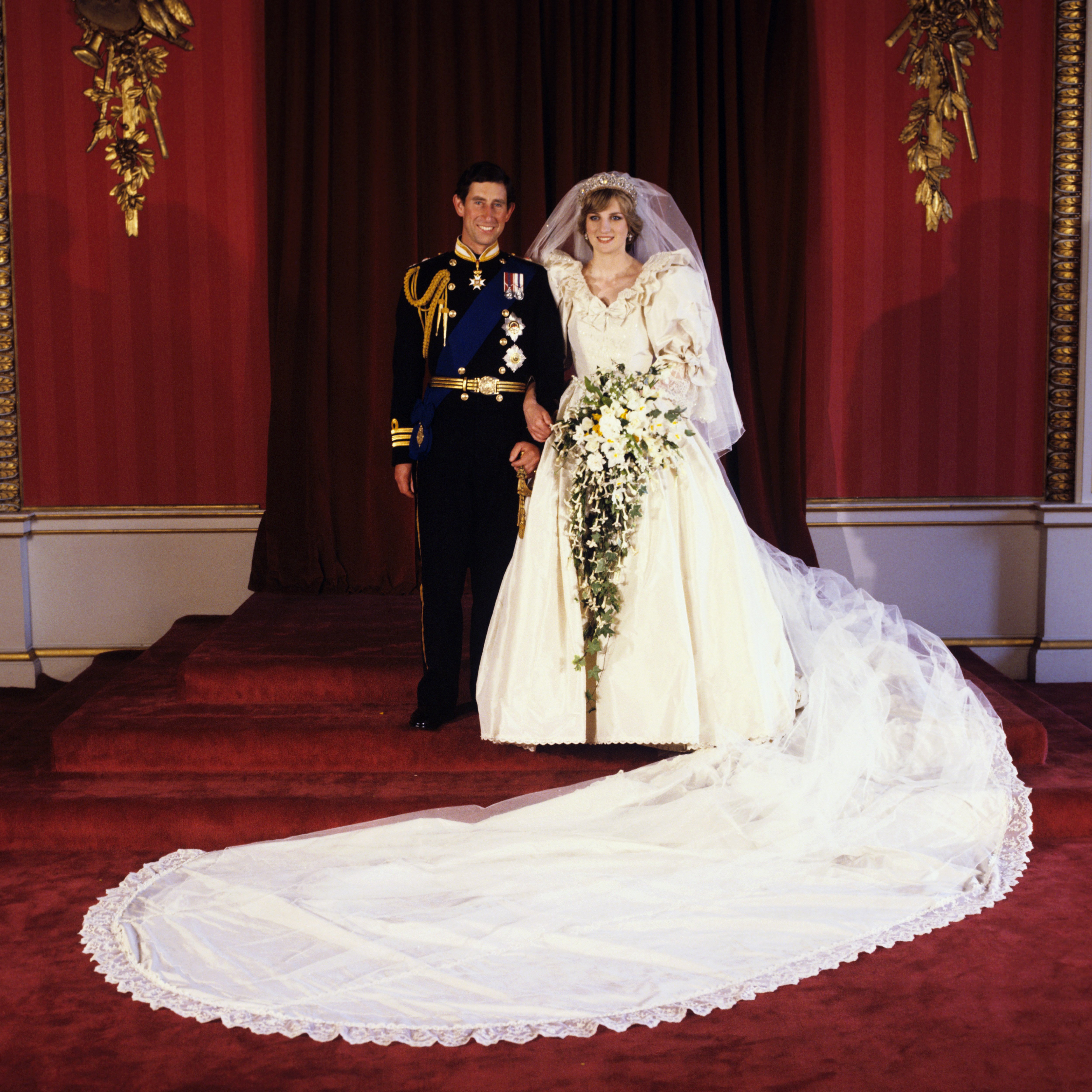Чья свадьба была. Свадьба принца Чарльза и Дианы Спенсер. Свадьба принцессы Дианы и принца Чарльза. Свадебное платье Дианы Спенсер.