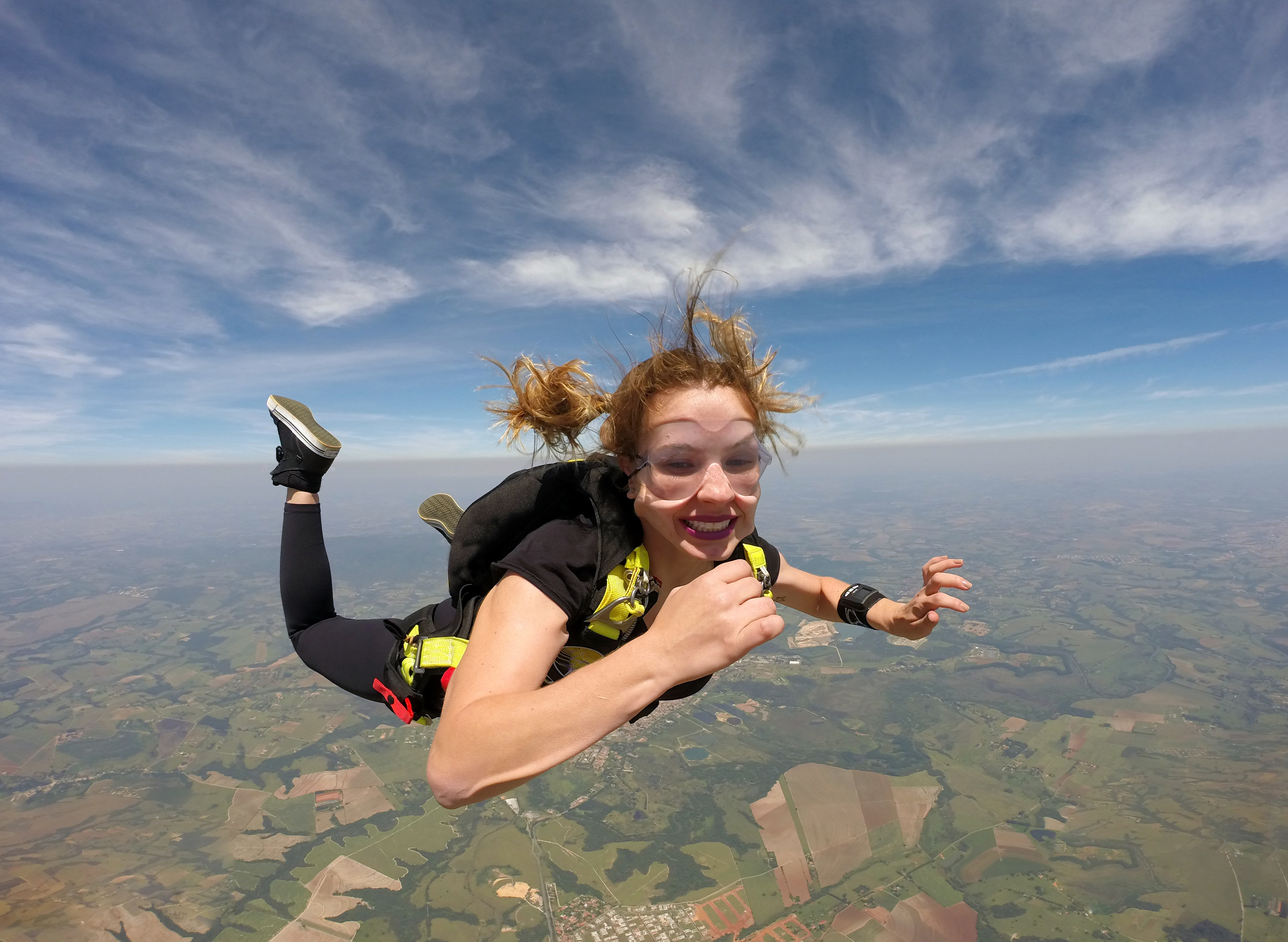 Свободное падение в воде. Девушка с парашютом. Прыжок с парашютом. Женщина прыгает с парашютом. Прыжок с парашютом девушка.