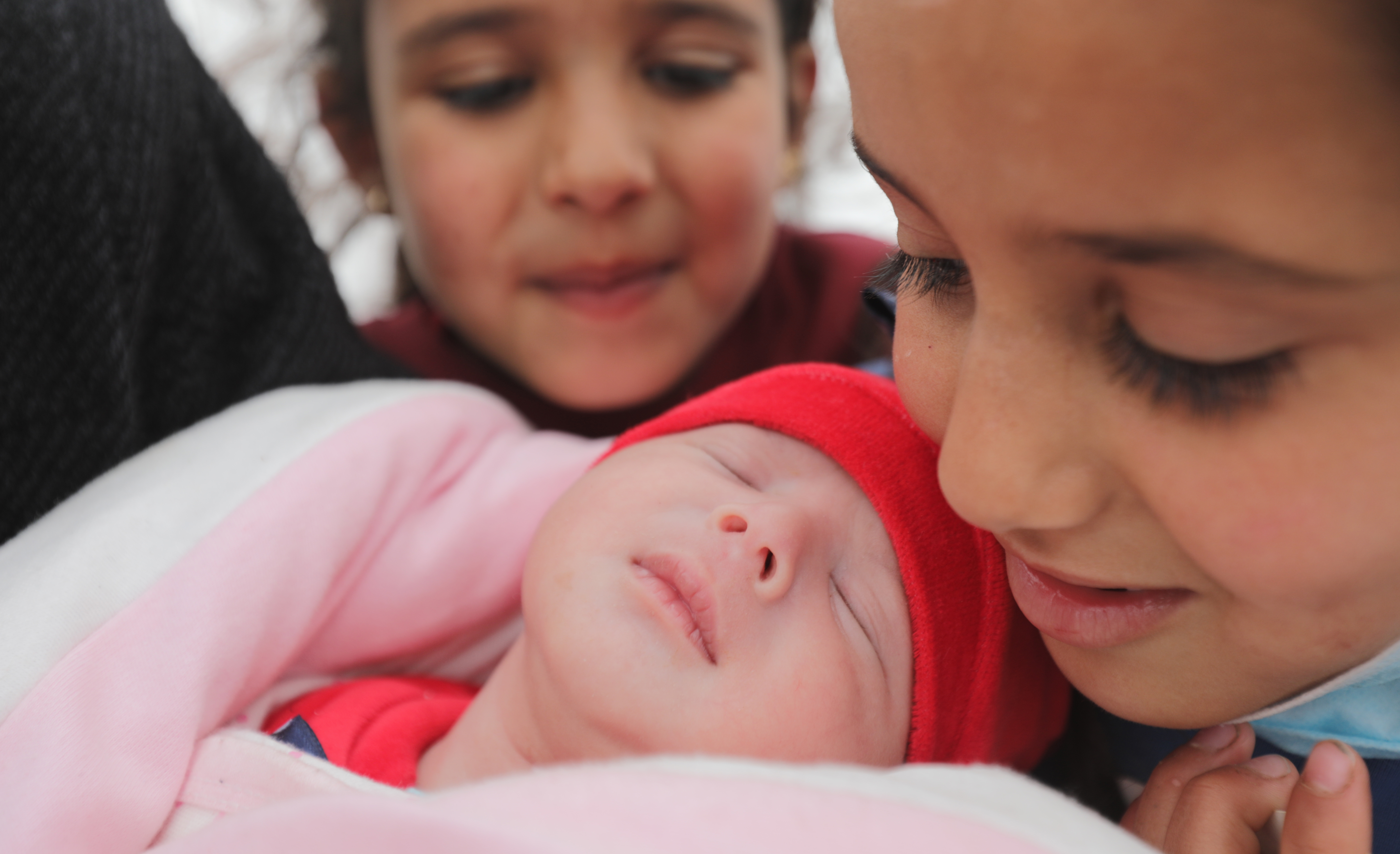Megsajdul a szív, van már családja: a romok alól mentett árva kisbabát,  Afraaát 6 gyerekes rokonai vették magukhoz - Blikk Rúzs