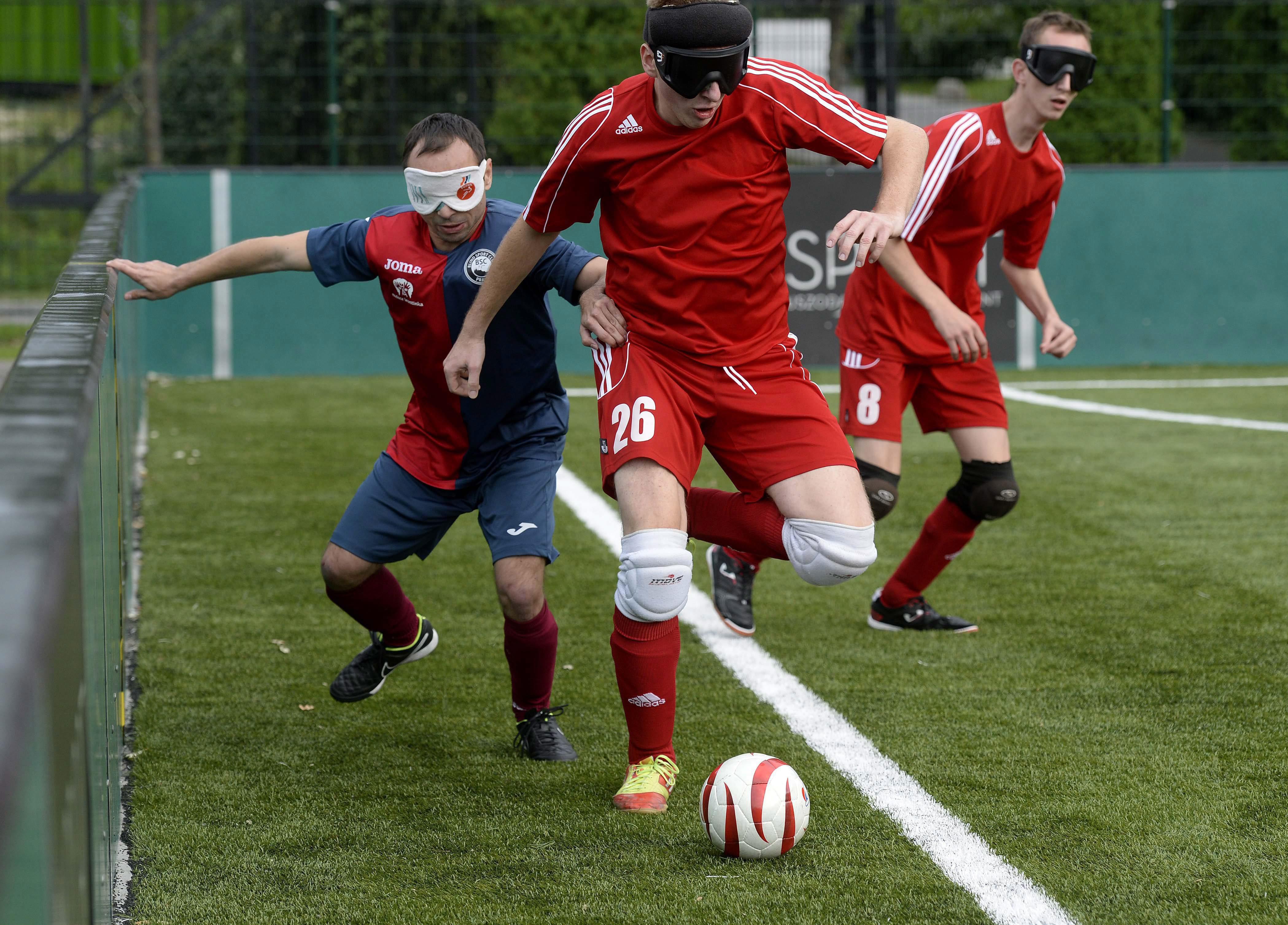 Niewidomi piłkarze. Nikt nie kocha piłki tak jak oni | Newsweek