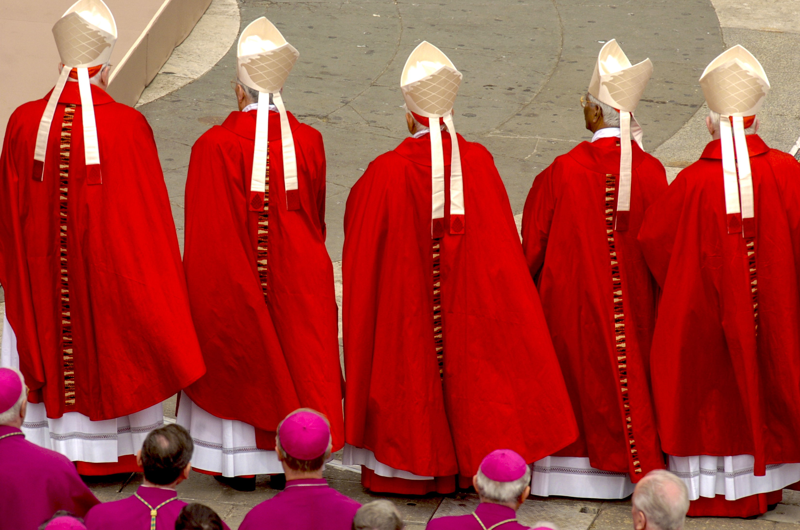Rzym: policjanci w strojach księży złapali oszustów przebranych za  kardynałów - Wiadomości
