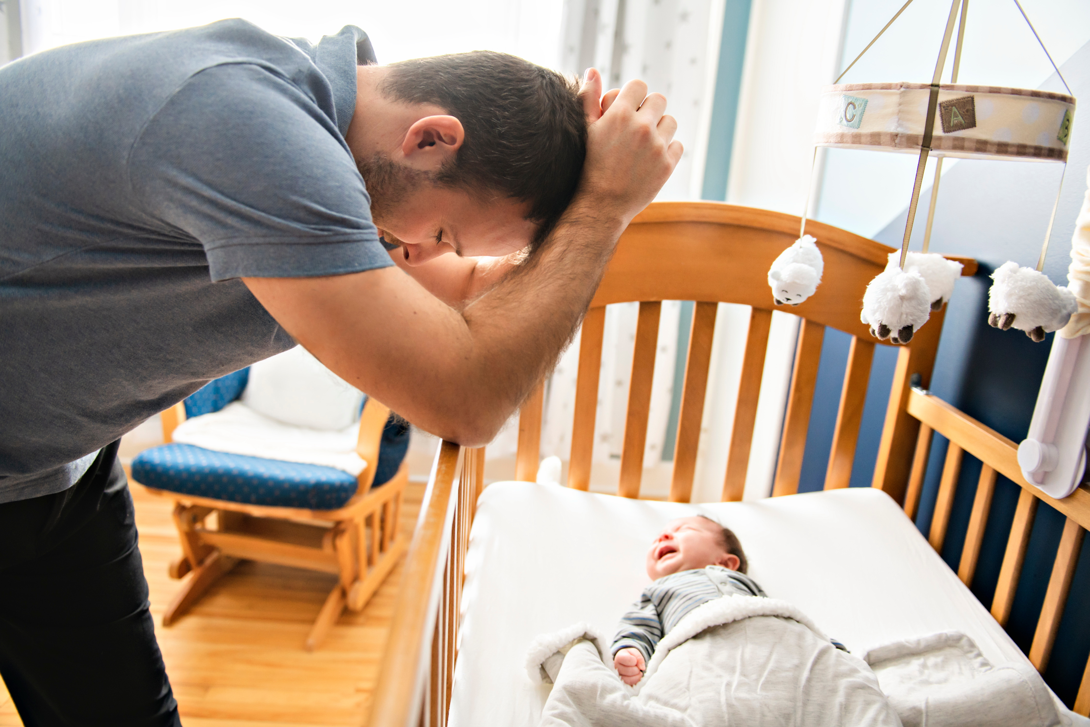 Родители укладывают ребенка спать