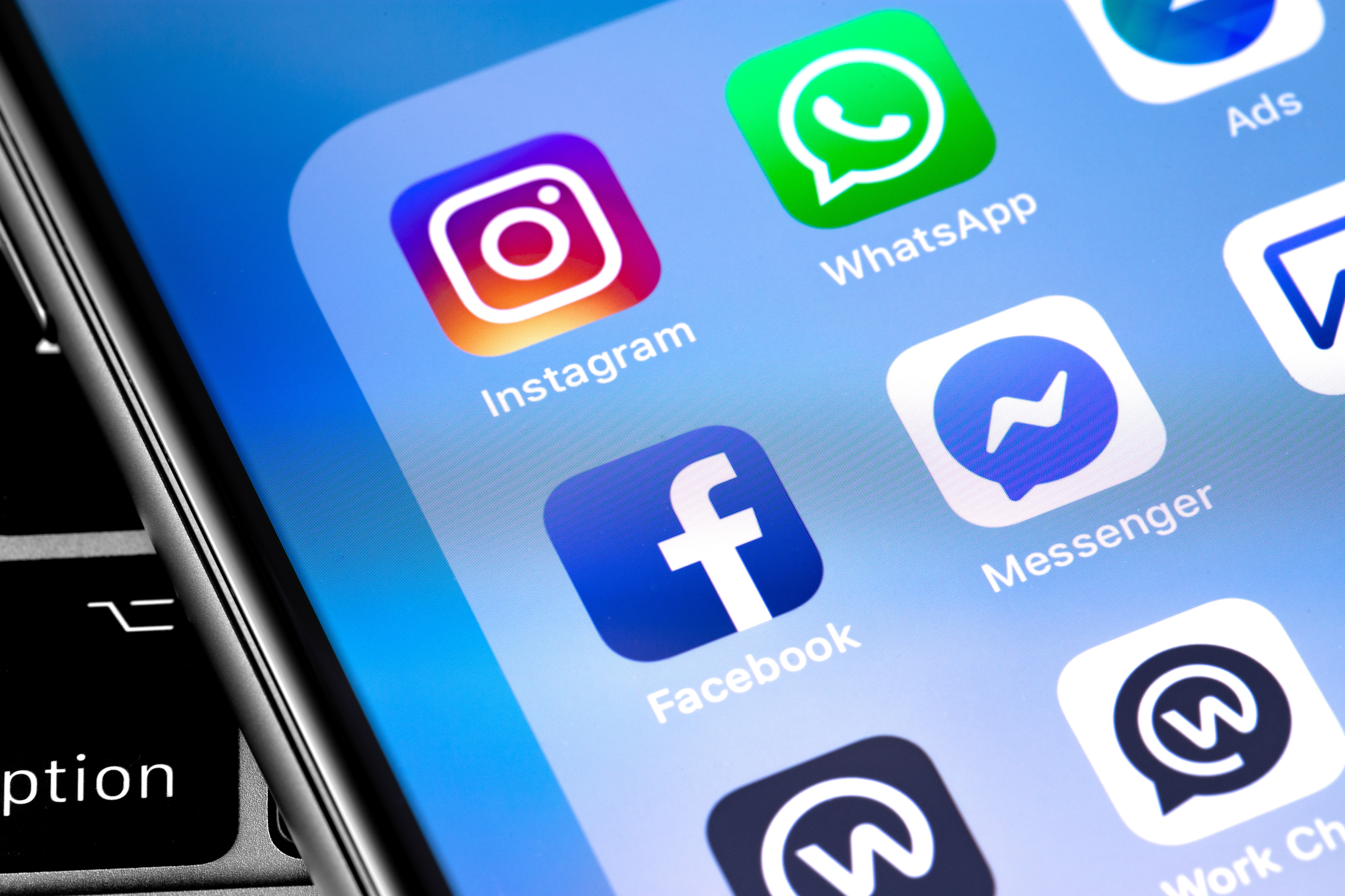 Wyłączyłeś śledzenie w Facebook, WhatsApp i Instagram na iPhone? Aplikacje  wciąż zbierają masę danych